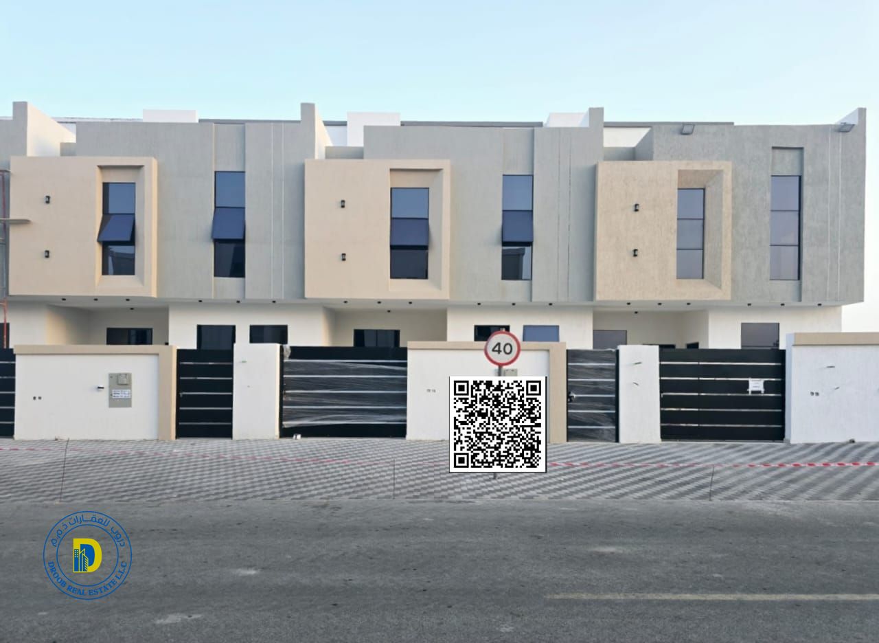 Townhouse with large land area and yard, 4 rooms and a roof. The price includes registration and ownership fees.