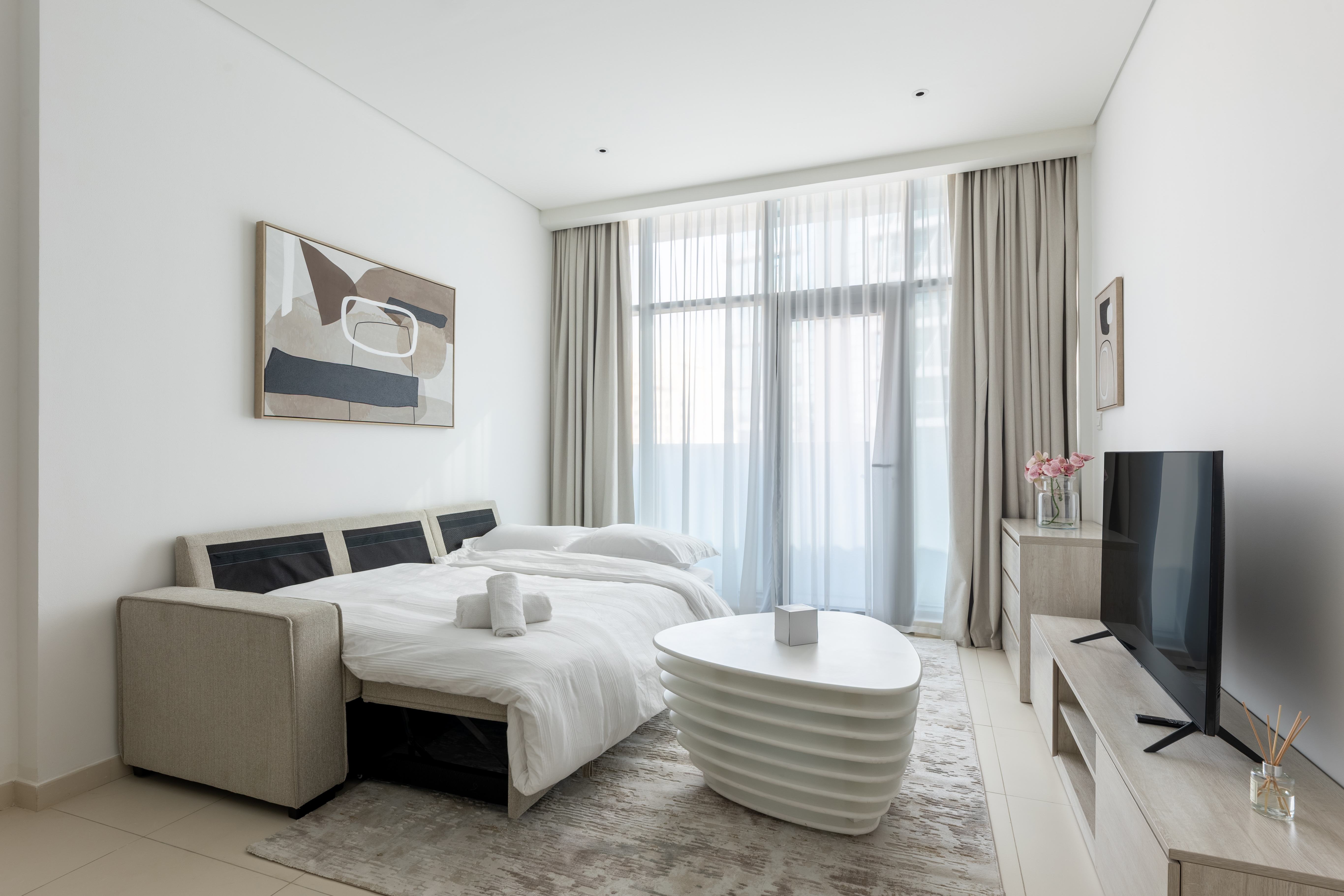 Hot Offer Stylish One-Bedroom Oasis – Prime Palm Location