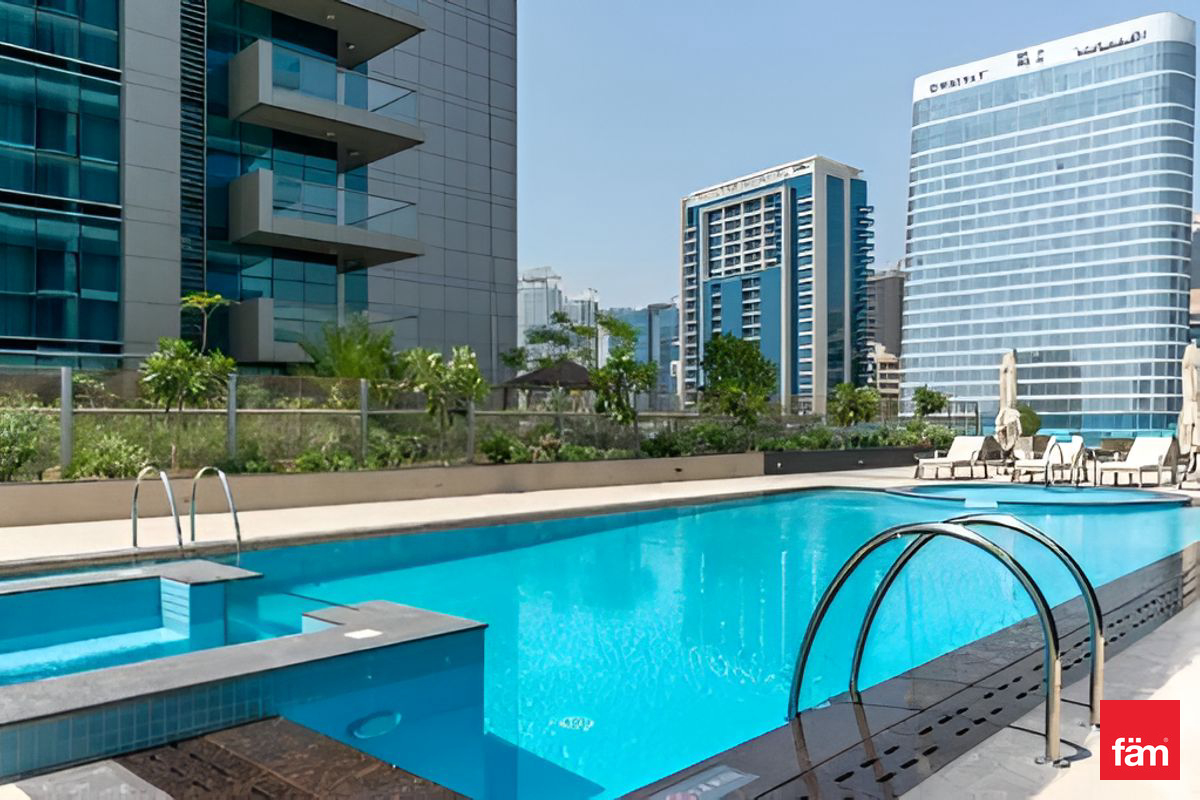 Large 1 BR plus Burj Khalifa and Canal Views