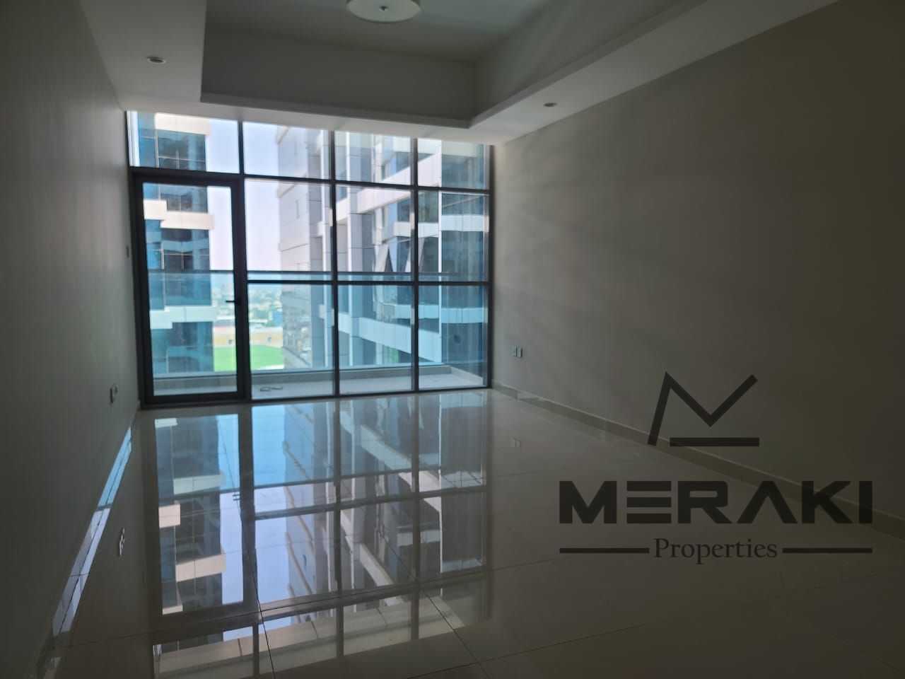 100% Freehold Luxurious Apartment with Panoramic view and Suspicious Space.