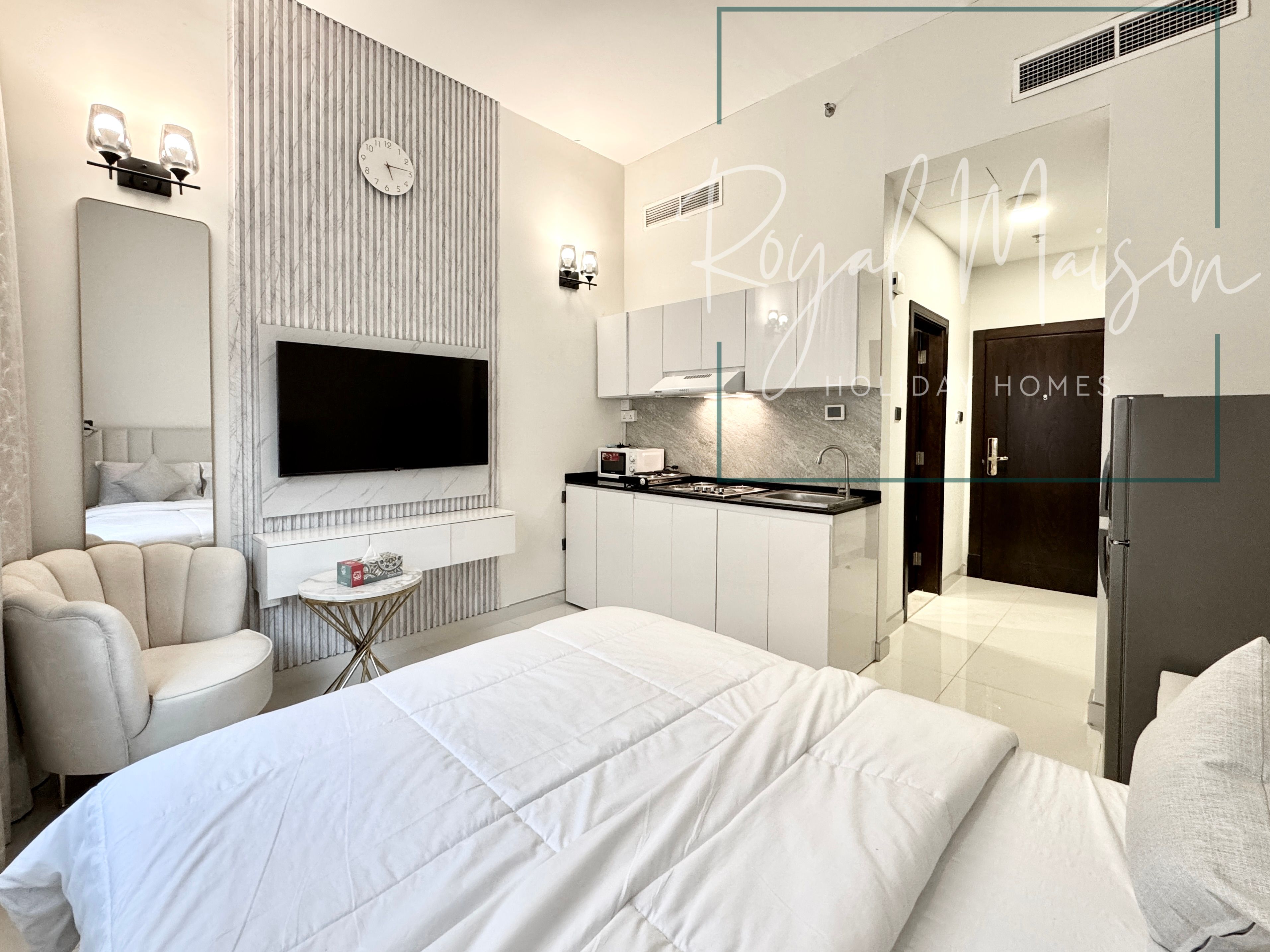 Premium Deluxe Studio | All Bills Included | Shuttle to Metro