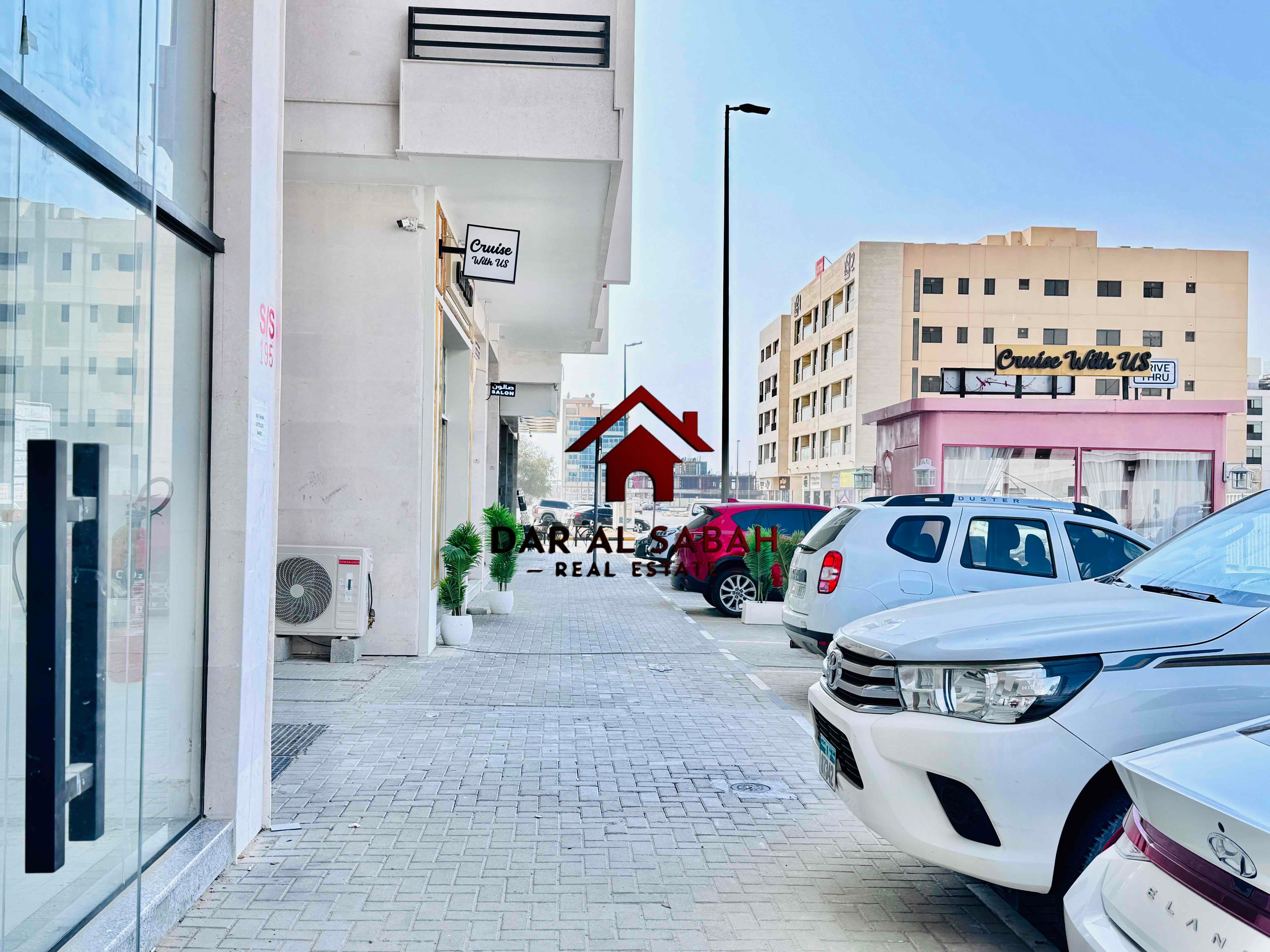 Prime location/1 month free/No deposit cash/6 cheque/cheap price shop with bathroom/On the Road