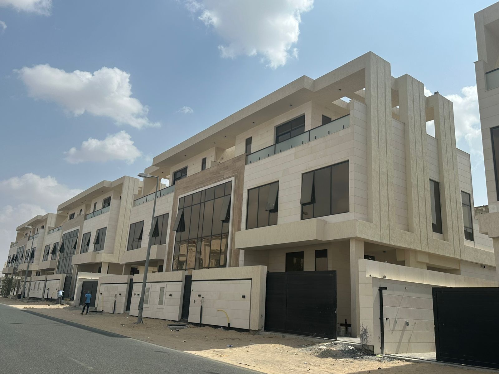 For sale - a villa in Sharjah - Al-Hawshi / with spacious areas / and comfortable indoor and outdoor parking