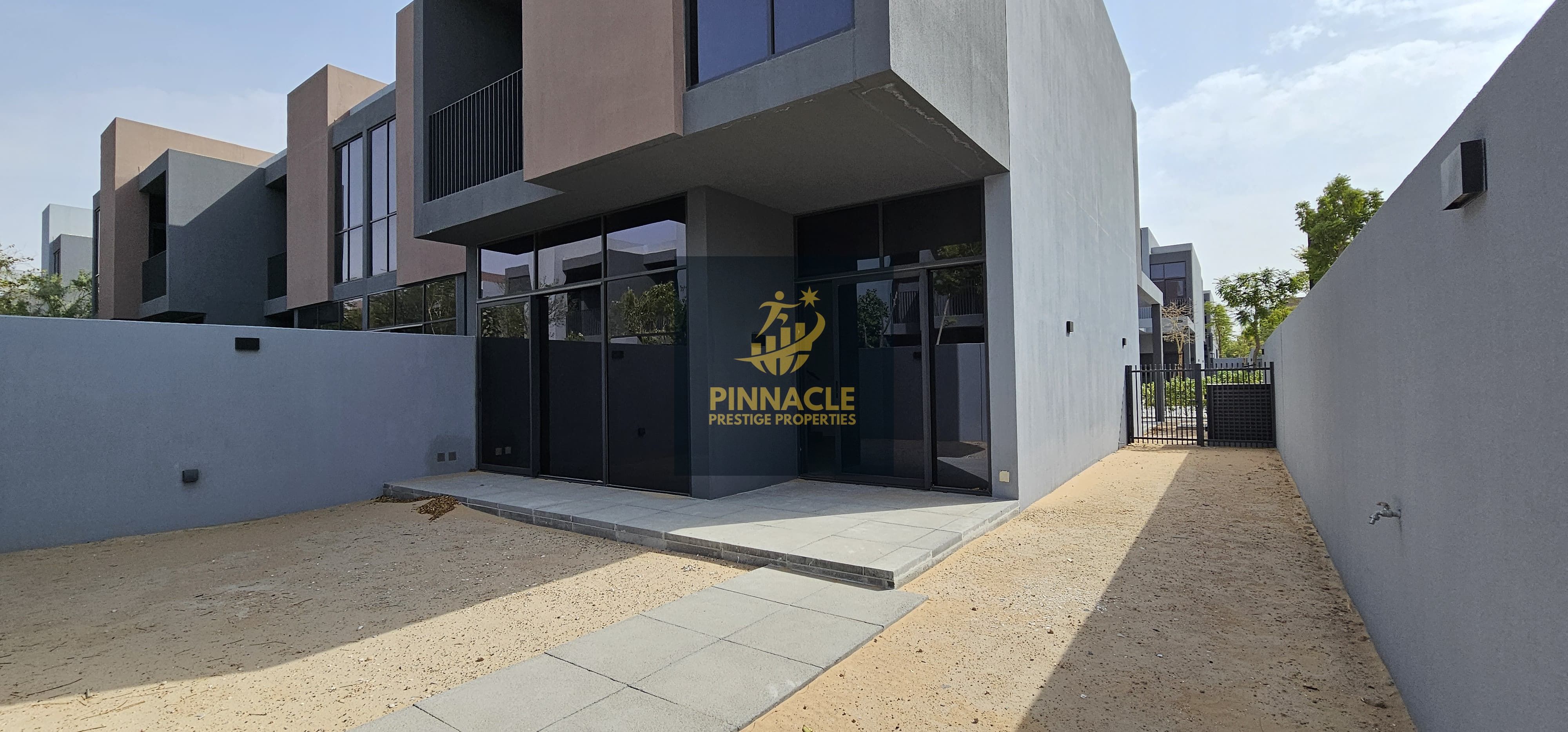 Beautiful and Ready to Move 3 br Townhouse in Sendiyan ! Exclusive Unit ! Amazing location