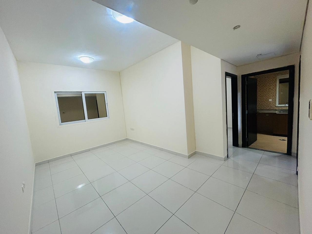 1 BHK "NEXT TO DUBAI BUS STOPS" , 34K FULL CASH OFFER ( 6 CHEQUES 36000)