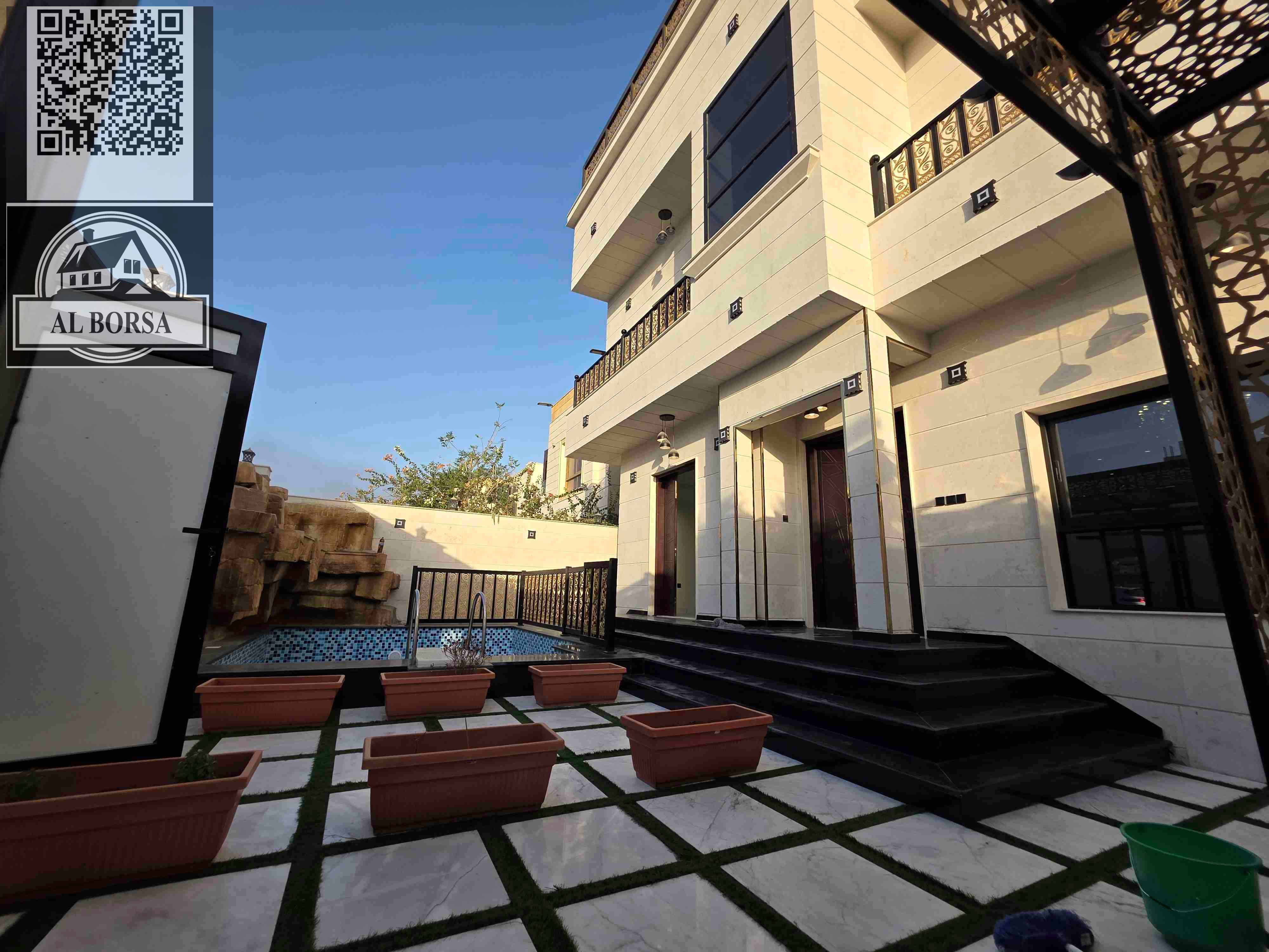 A ready-to-move-in villa with classic personal finishing, including electricity, water, and air conditioning. Freehold for all nationalities and inher