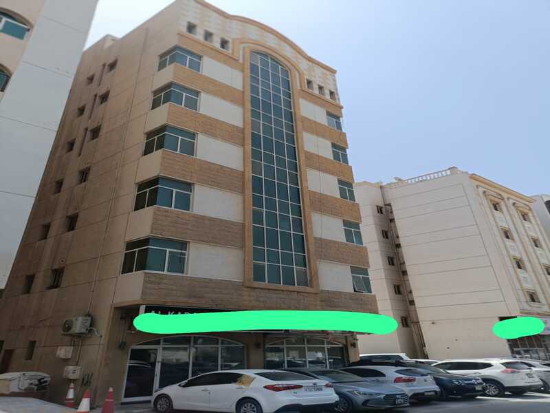 For sale, a ground floor building + 6 floors in the Al-Musalla area, a prime location on the street, area 2579 square feet