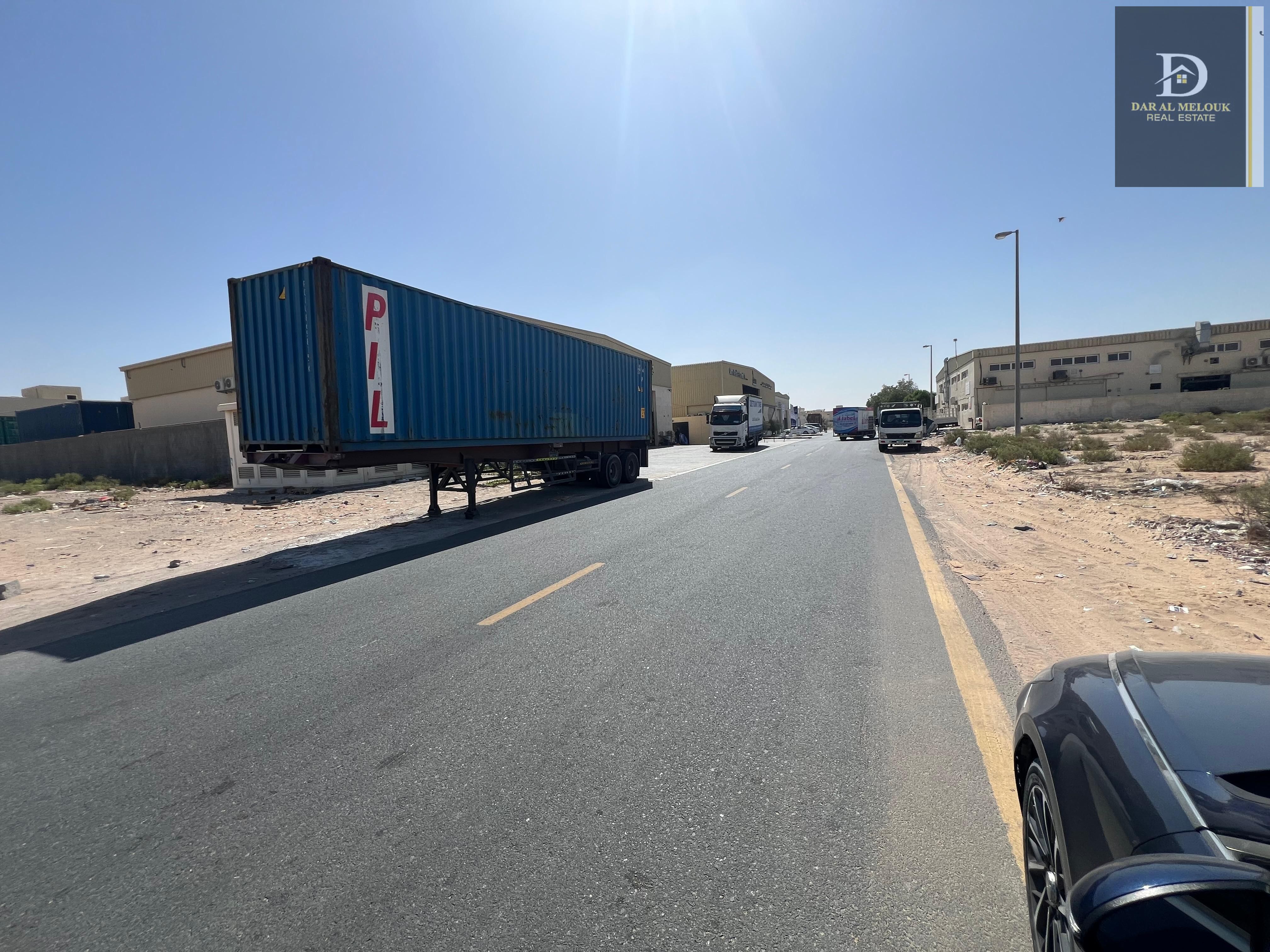 For sale in Sharjah Al Sajaa Industrial Area Plot of land in a prime location Very close to all services Block 7 on a tarred road Owned by all Ar