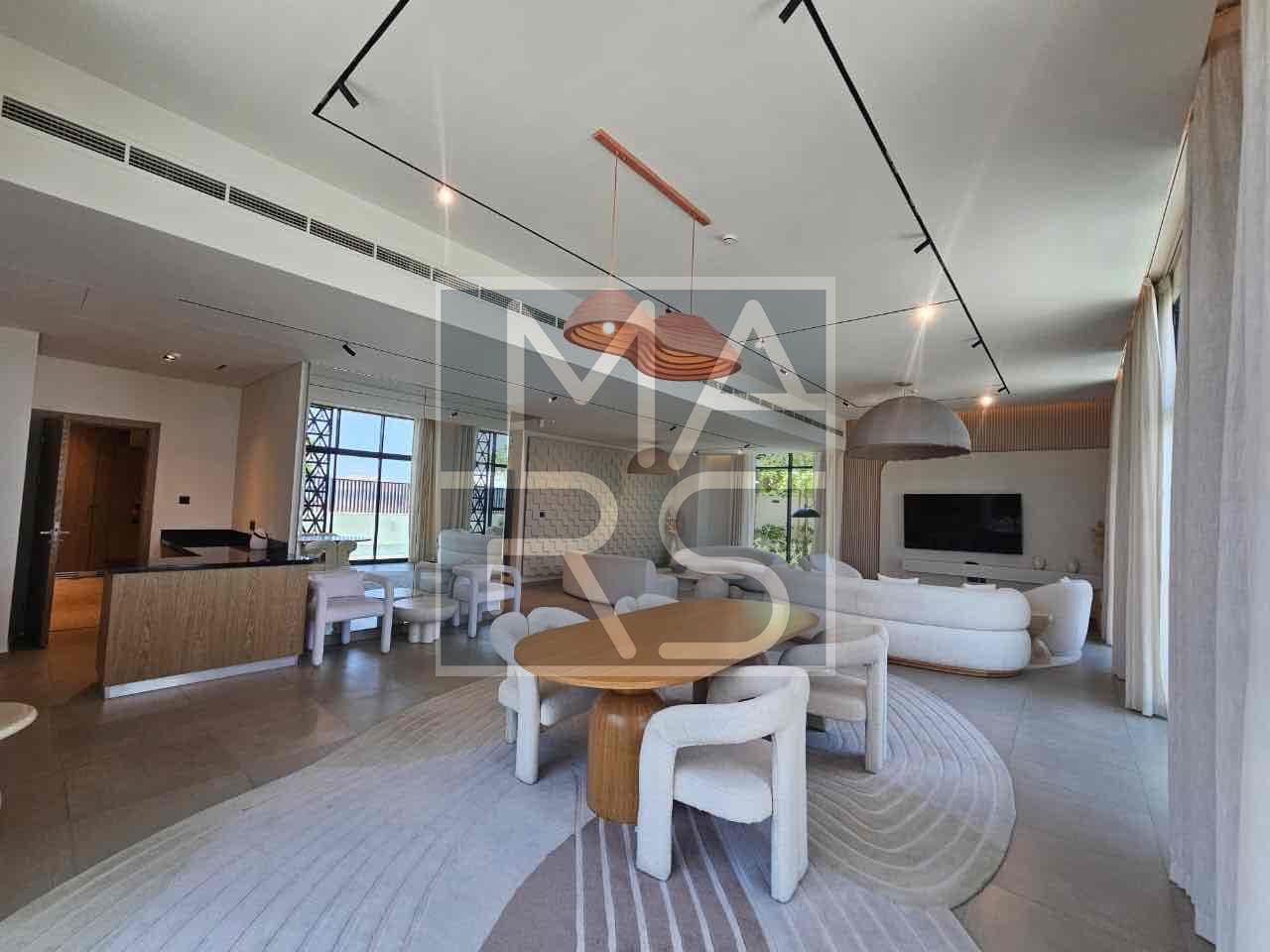 Villa 6 BR | Prime Location | Free Hold | Privet Pool |