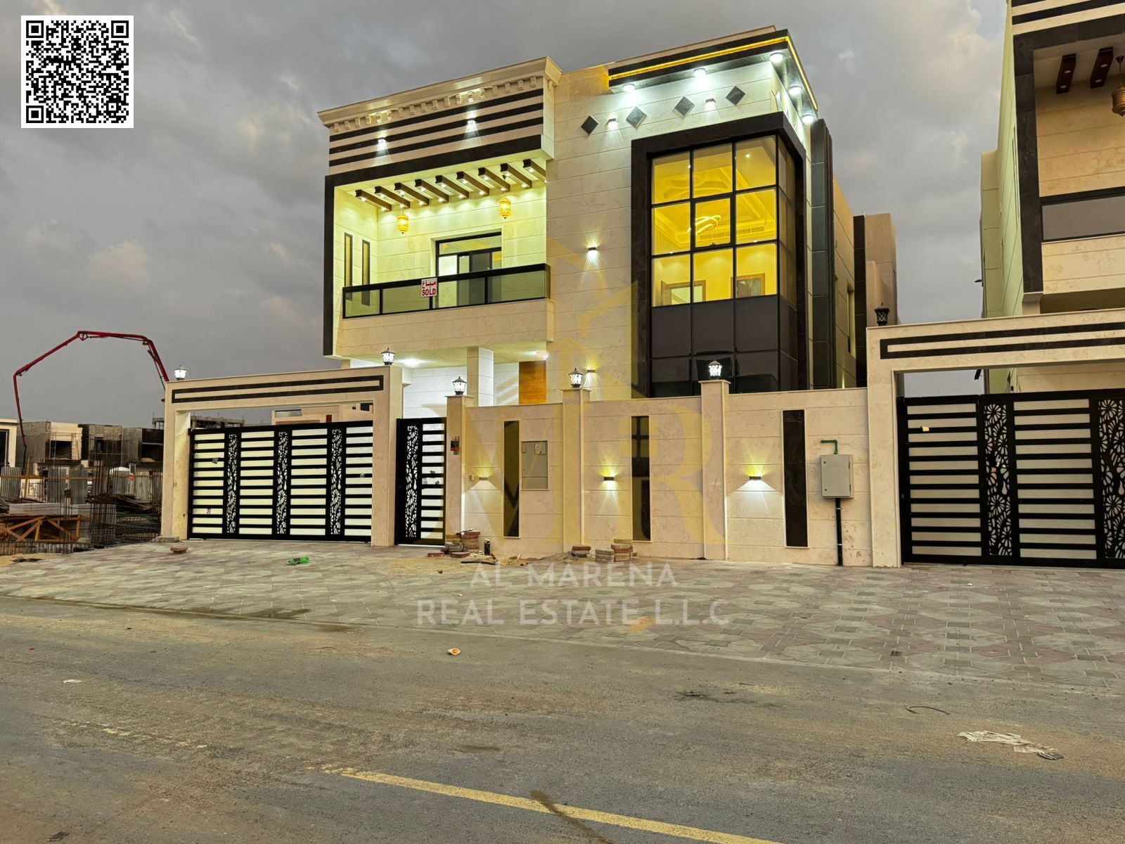 Luxury villa for sale in Al Bahia - 5 master bedrooms at a great price. Own your dream home at a special price with comprehensive central air conditio