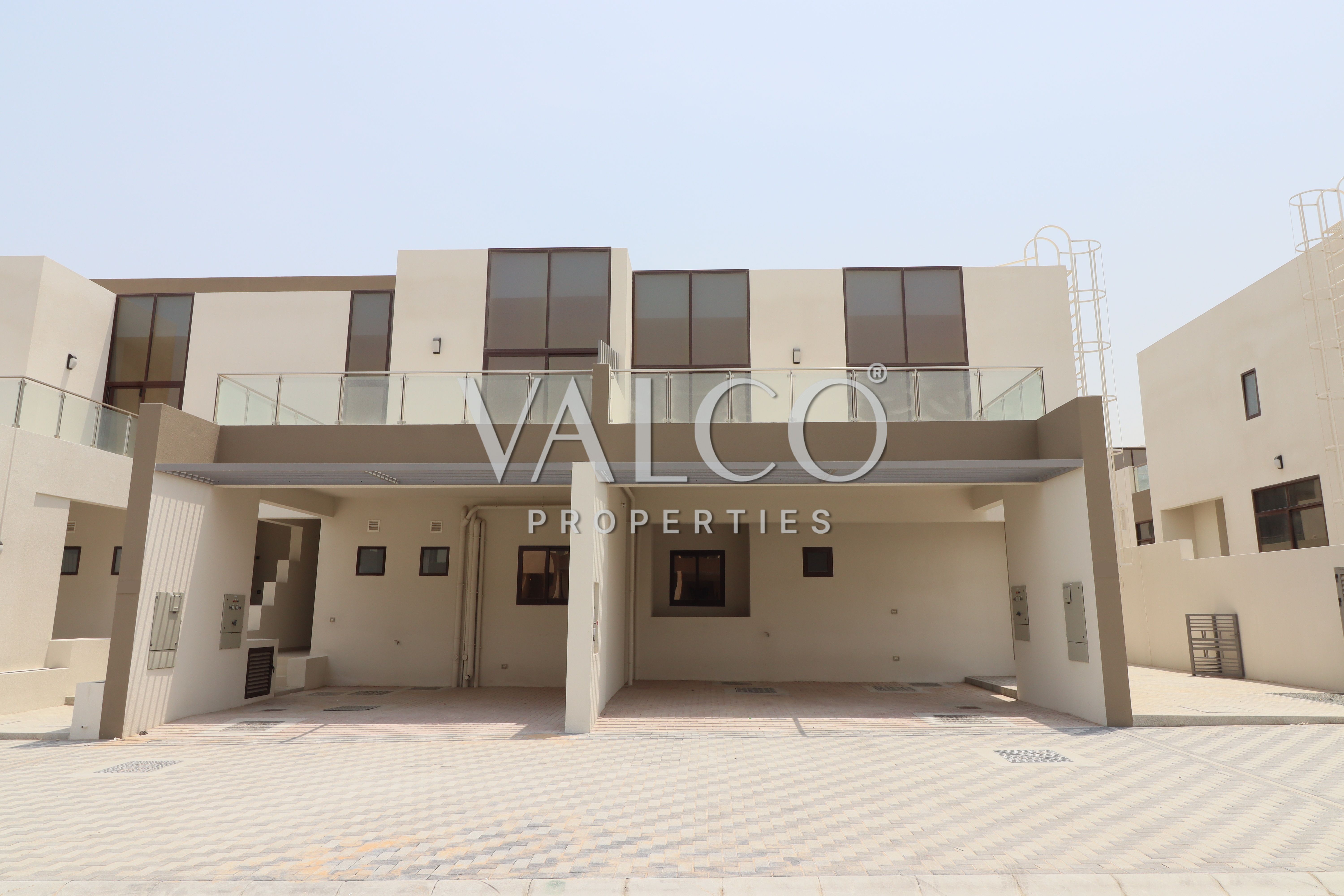 Single Row | Middle Unit | Well Maintained