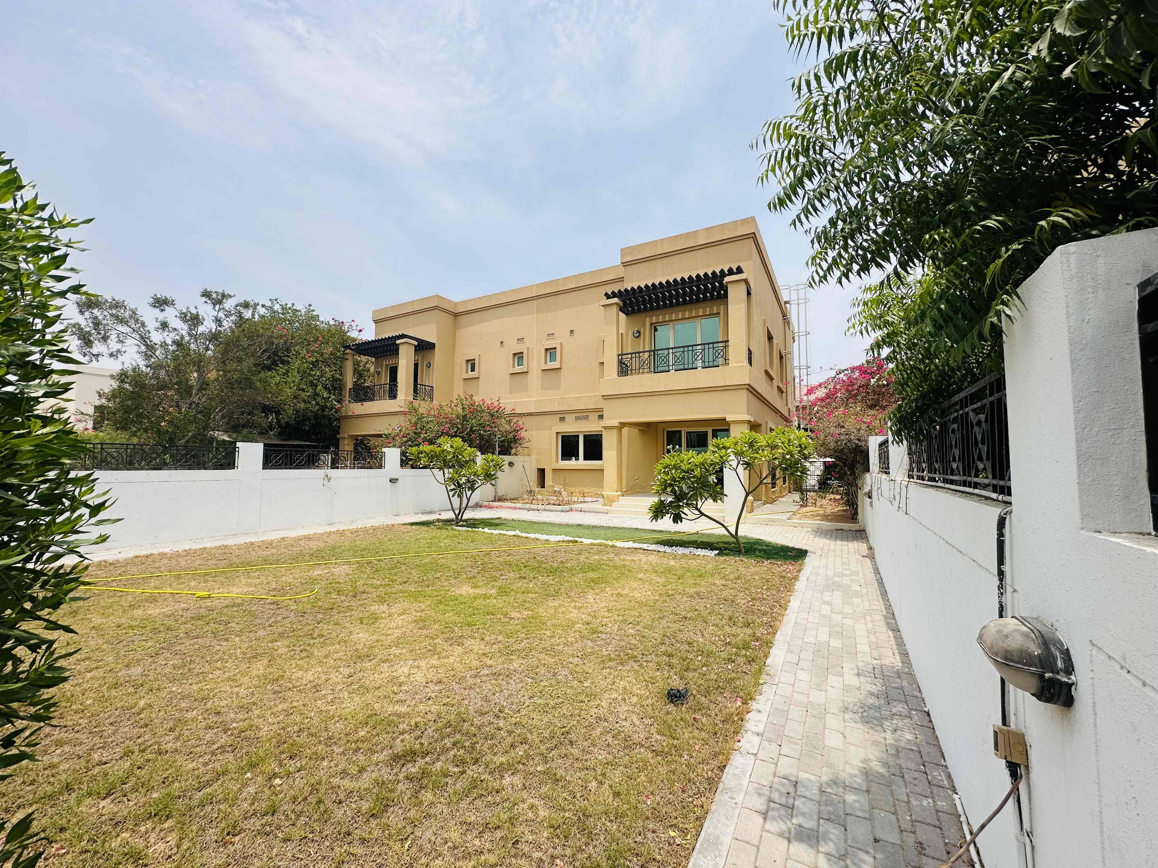 4 bedroom villa with big garden and shared swimming pool