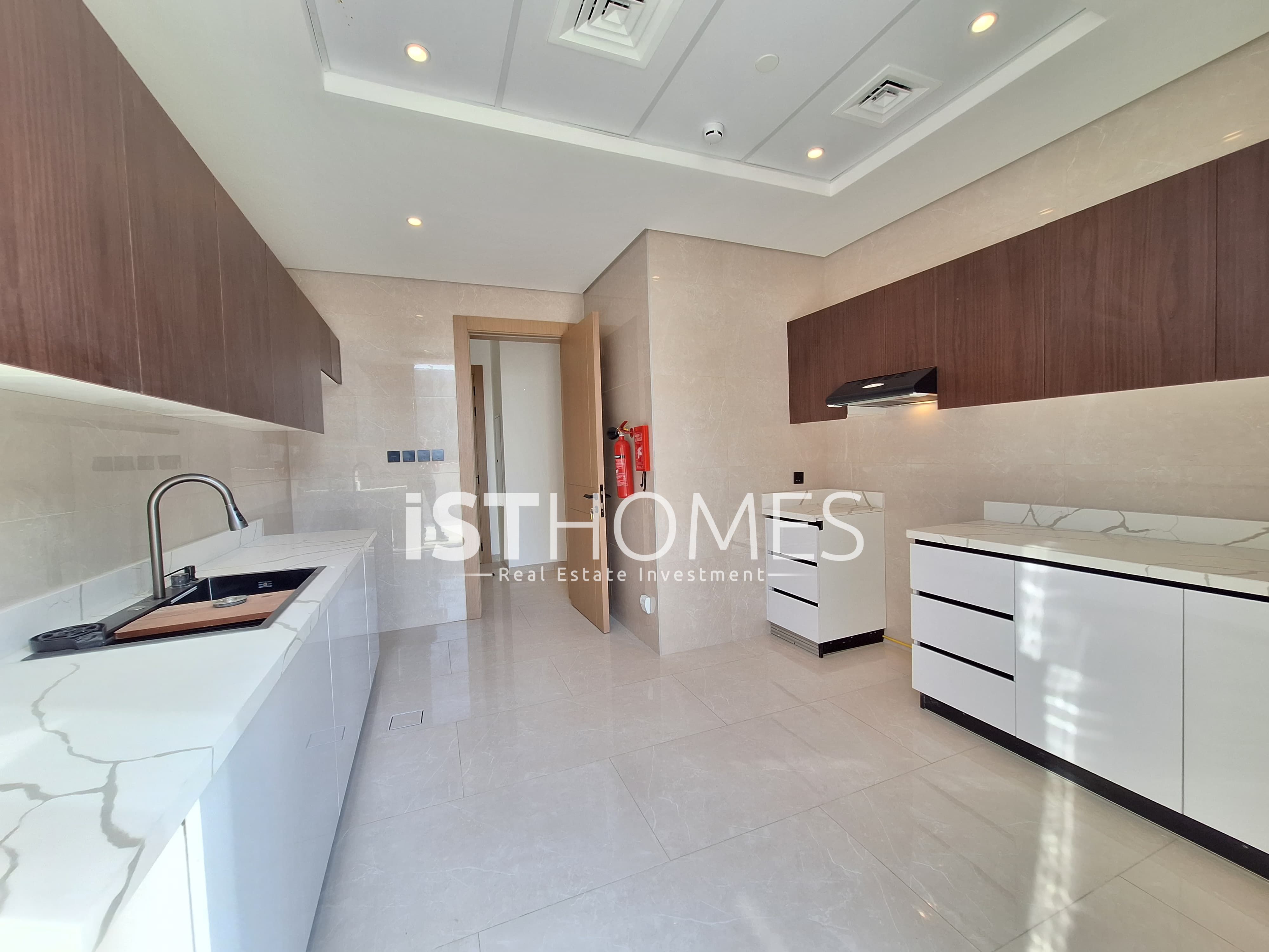 Luxury Penthouse Apartment | Smart Home Alexa | Closed Kitchen | Laundry Room | Wraparound Terrace
