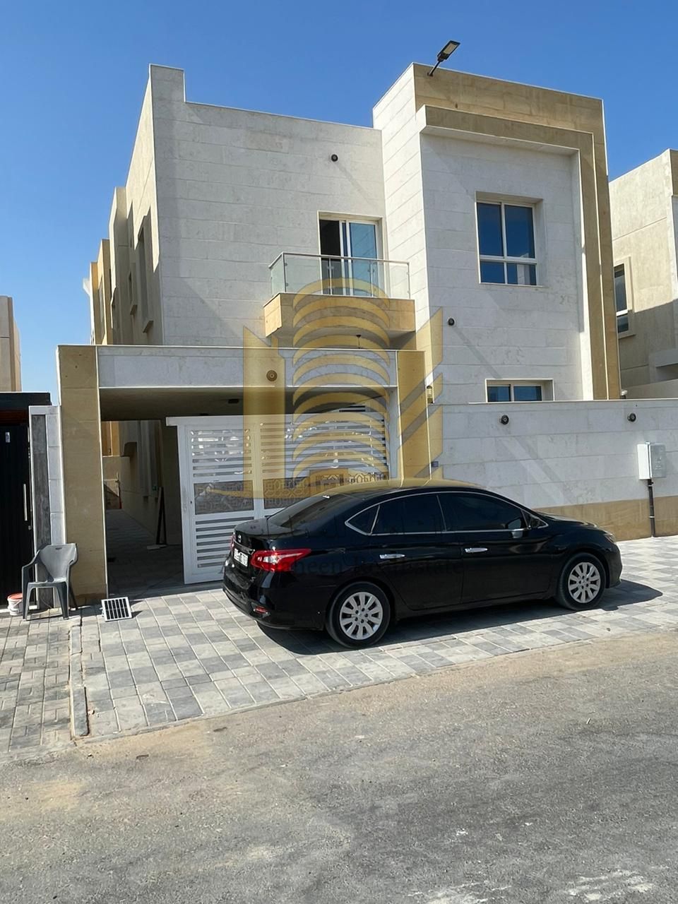 Classic villa in the Yasmine area, very prime location Five master rooms with 2 balcony Covered indoor parking A lively and populated area Close t