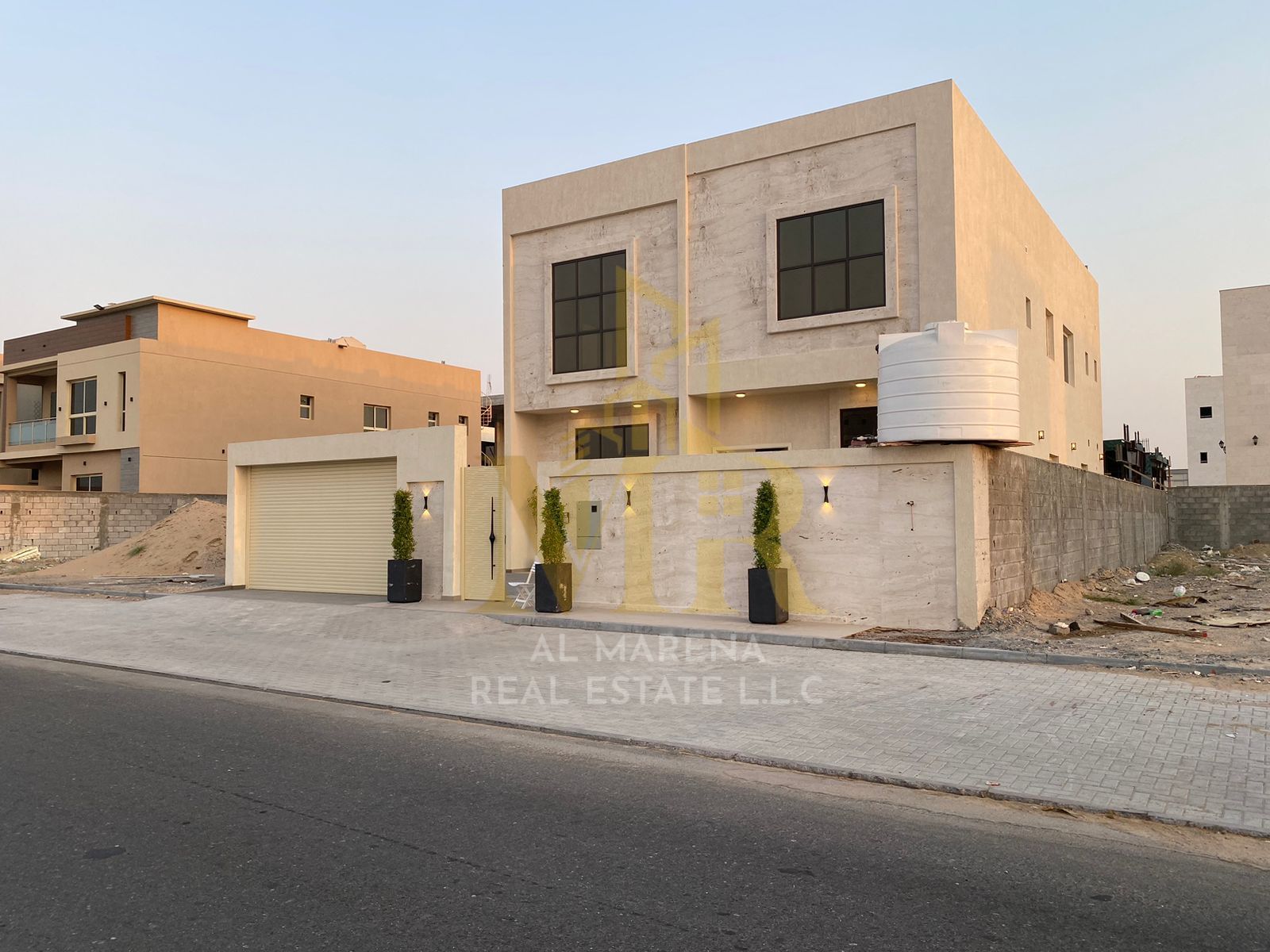 For sale in Al-Aliyah area, with an area of 5700 feet, five master bedrooms, a living room, two halls, an American kitchen, an elevator, the entire