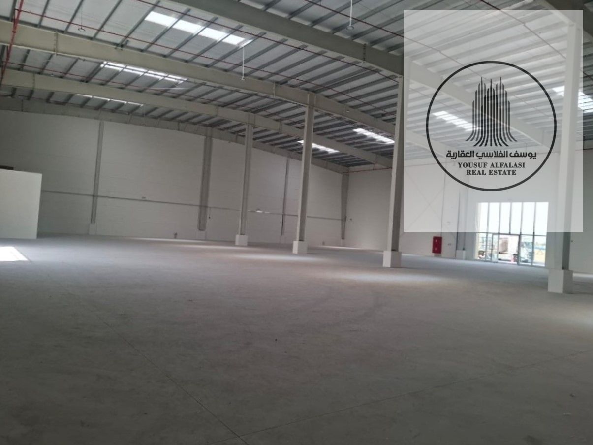 Investment opportunity: an integrated complex with a large warehouse area and 14 apartments in a strategic location.
