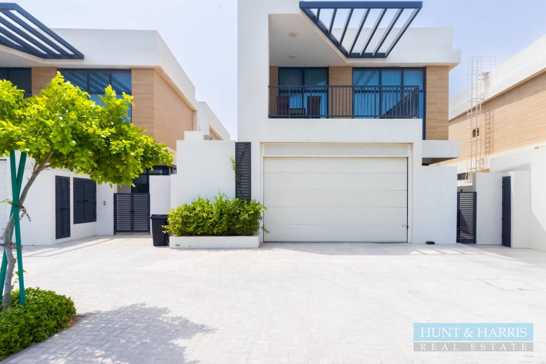 Marbella Phase 2 - 5 bedroom Villa for Sale Mina Al Arab - Beachfront