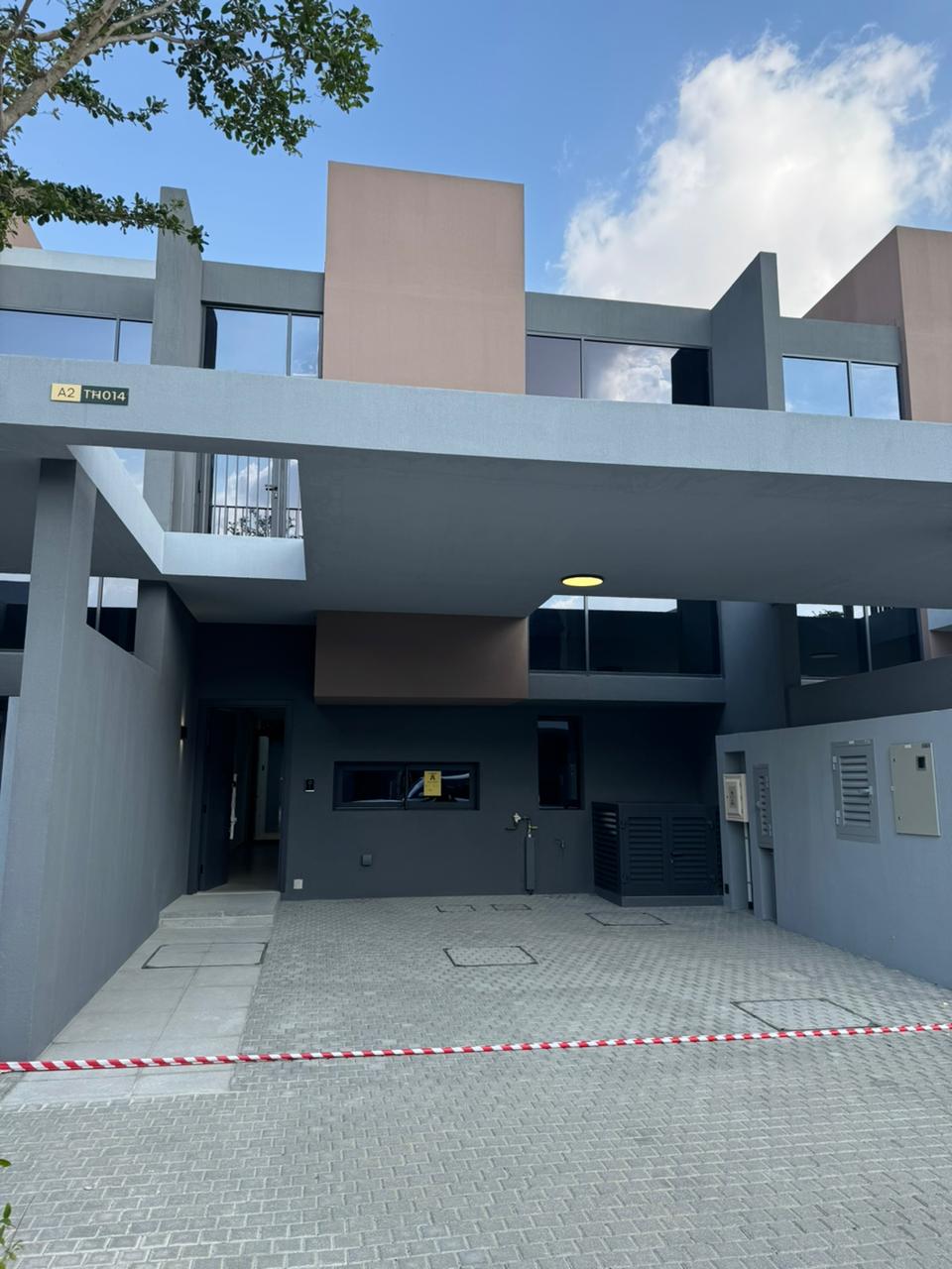 Freehold 2+Maid Townhouse | Mortgage Possible