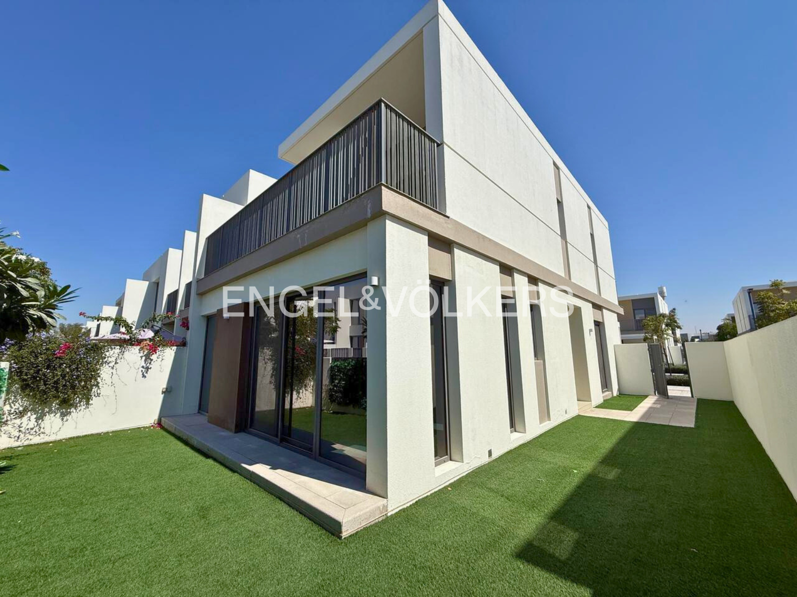 Single Row | Big Landscaped Garden | Corner Unit