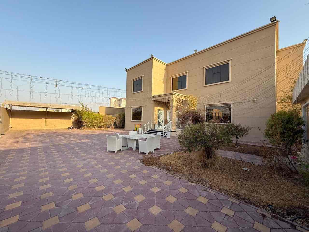 5 master bedrooms 7 bath rooms + 2 majlis + 2 halls + 2 kitchens + maid room + driver room + parking garage area: 10000 sqft Built up area: 5000 sqft