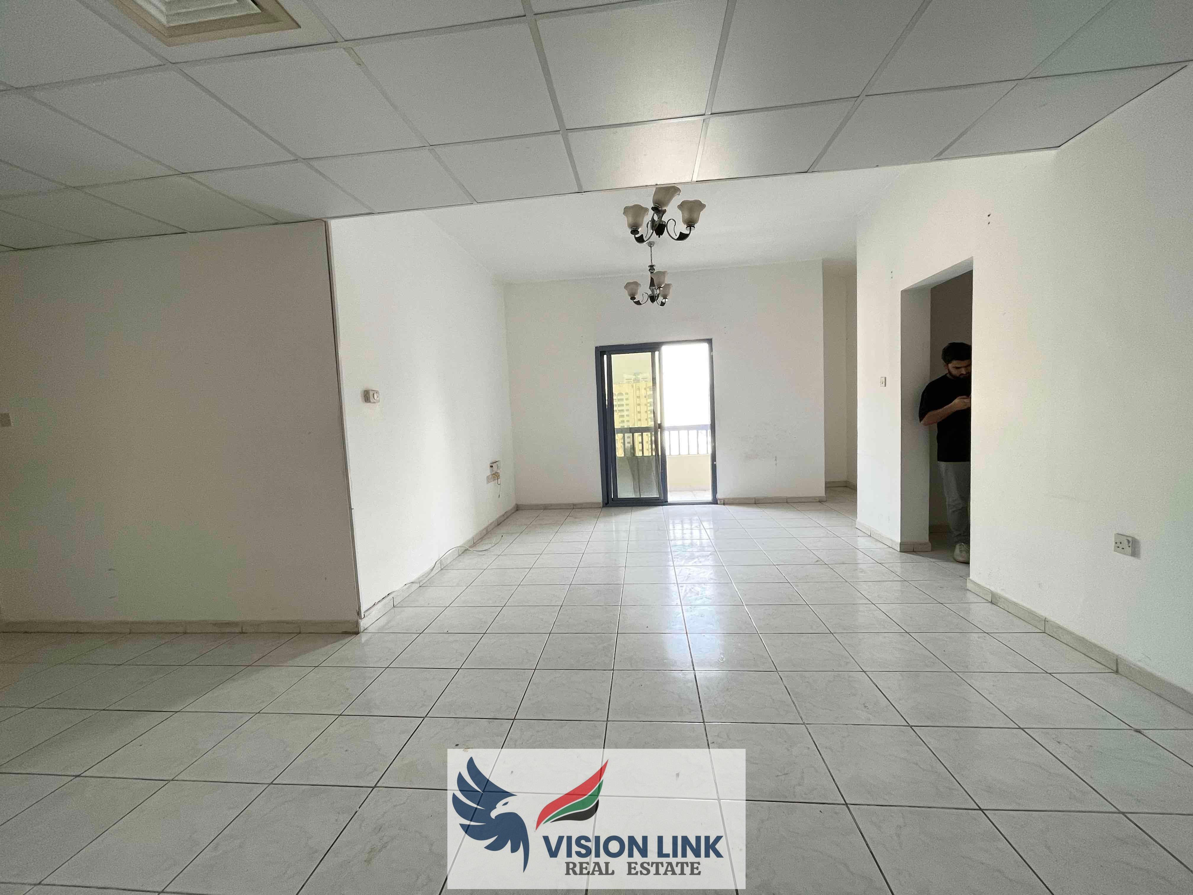 Huge 2 bhk with balcony on prime location