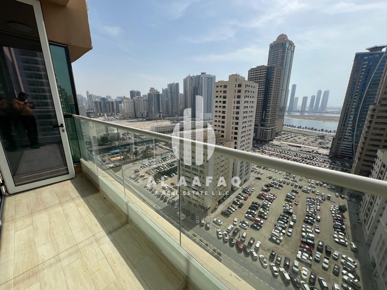 Luxurious 2bhk | Master bedroom | Corniche View | Parking Free