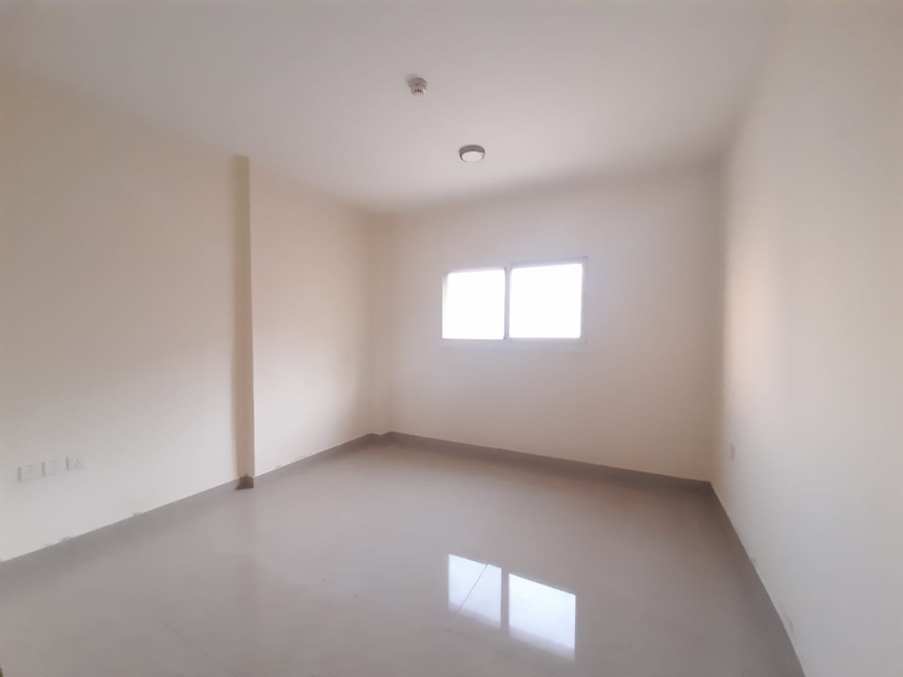 Week end offer 1BHK ONLY 30K 2WASHROOM WITH BALCONY BIG HALL CLOSE TO ROOD AMAZING LOCKION