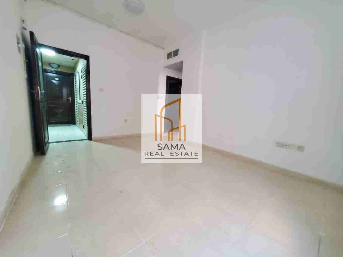 Big size 1 bhk Close to roadside// Good for family// rent 32k