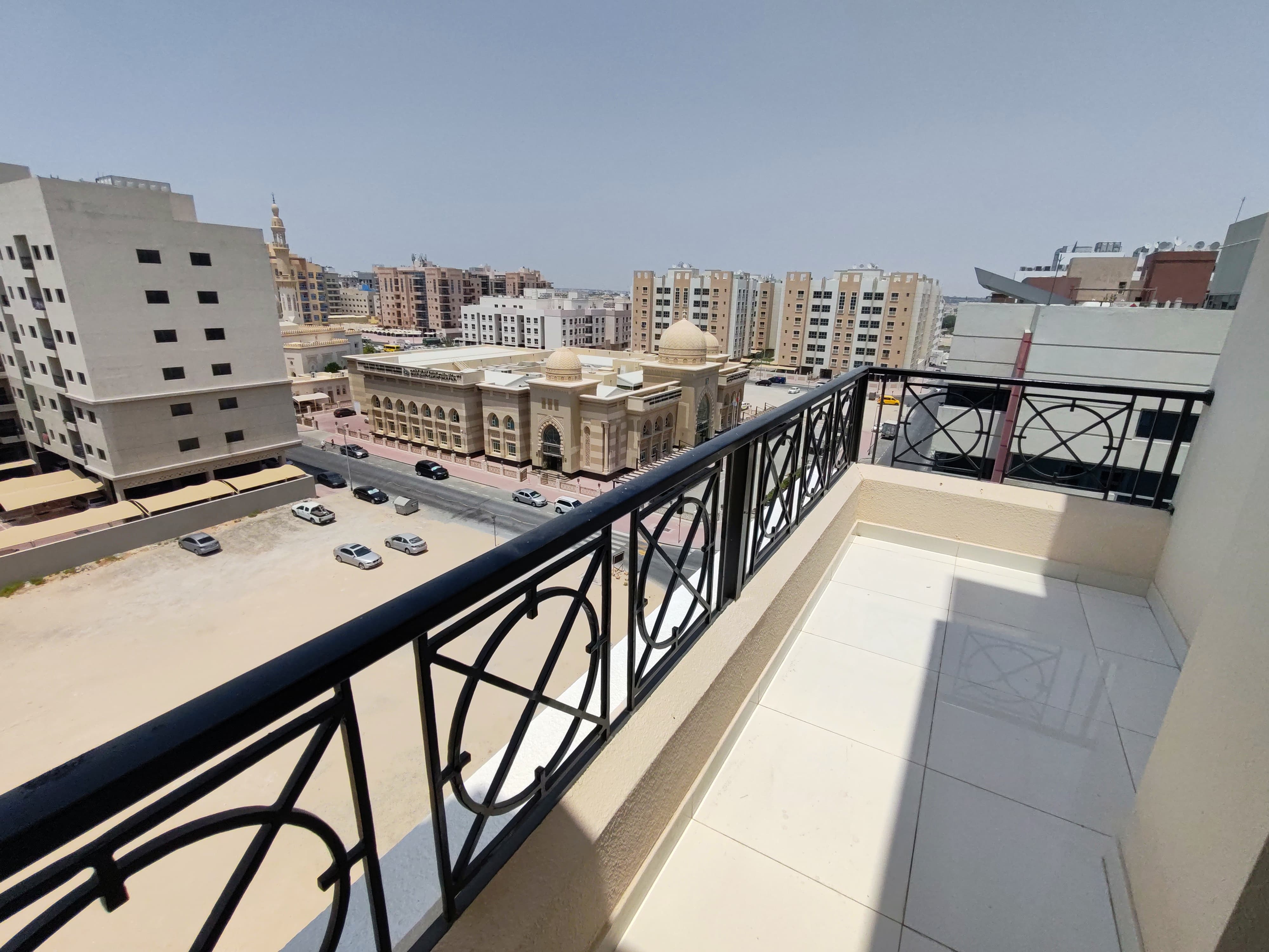 VERY SPACIOUS 2 BEDROOM APARTMENT AT THE MAIN LOCATION READY TO MOVE.