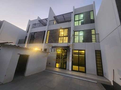 Neear to Amenties| Roof Top Access| Huge Layoiut
