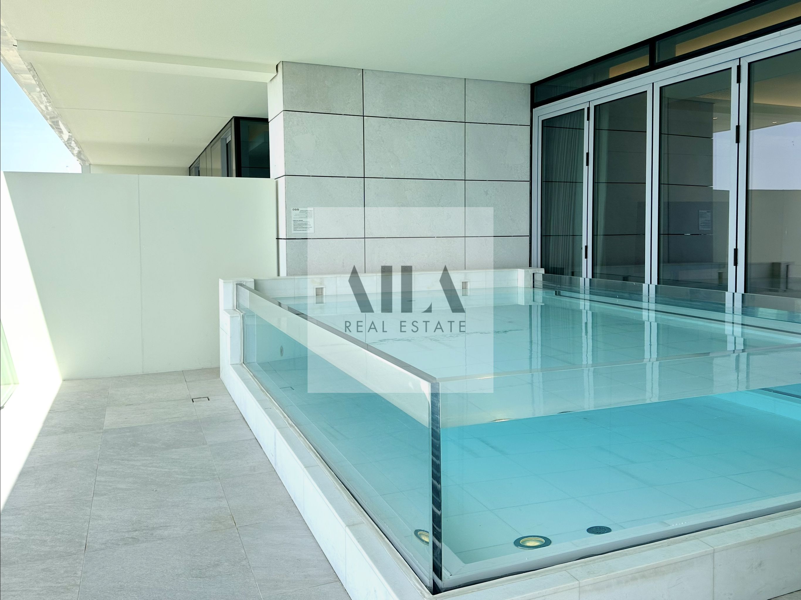 2 br large type, front sea, Dubai Eye view