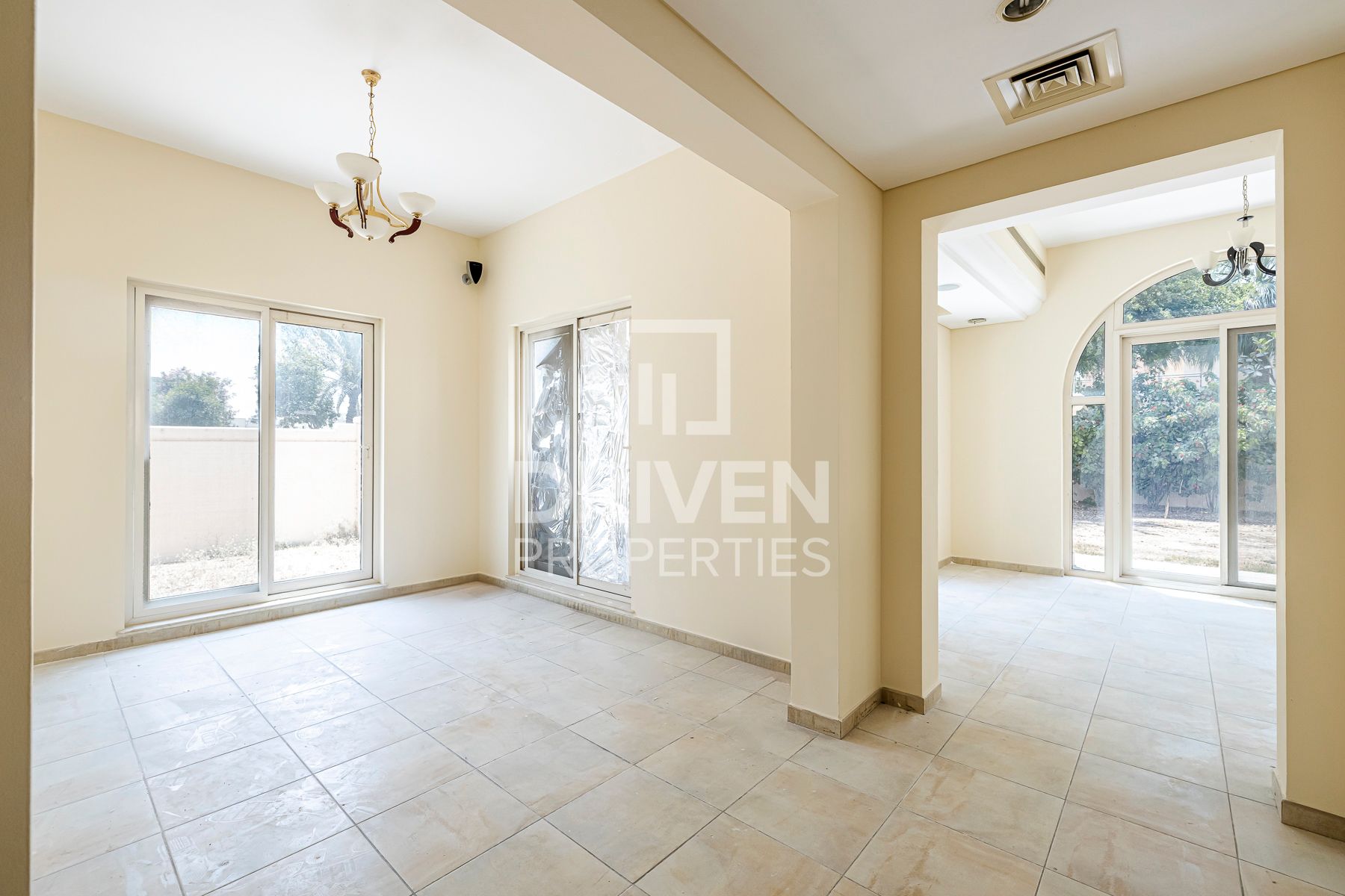Vacant | Huge Villa | Large Corner Plot