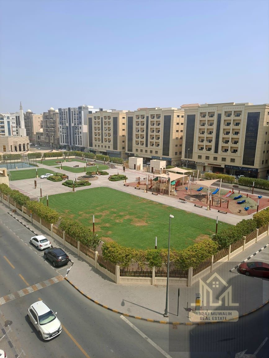 LAVISH APARTMENT ON PRIME LOCATION READY TO MOVE WITH CAR PARKING 50k