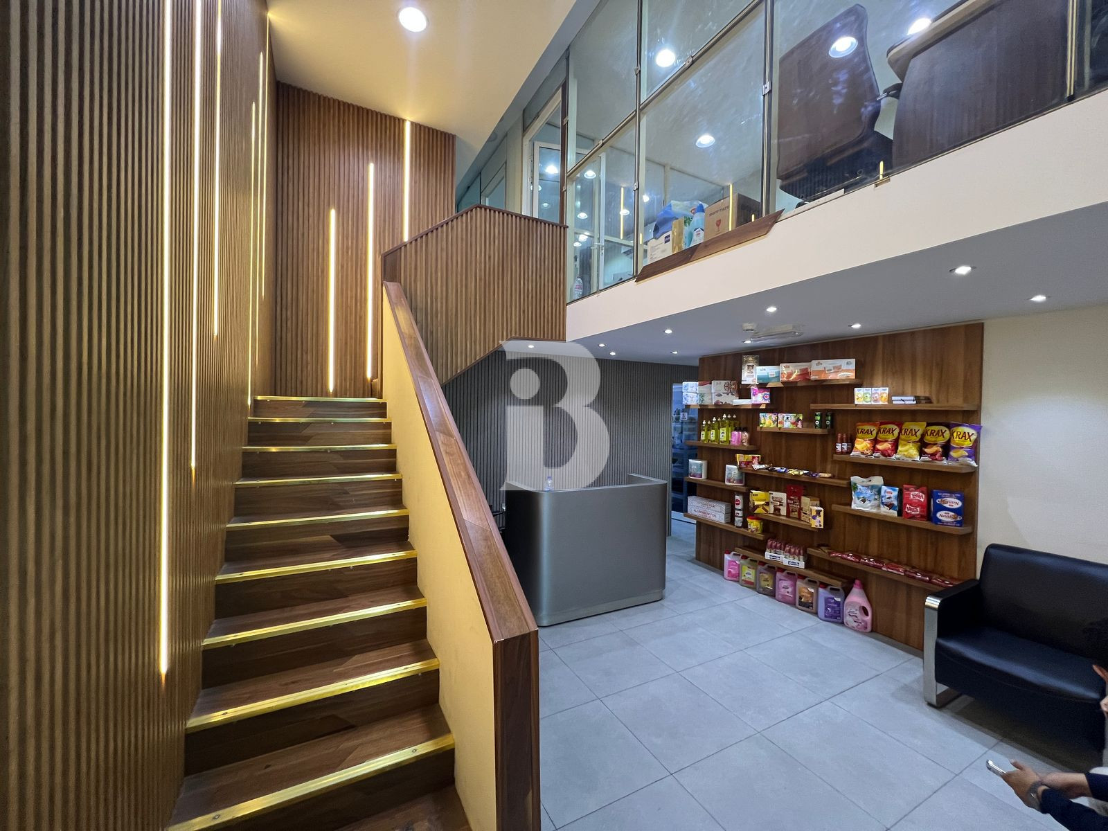 PRIME | GREAT LOCATION | STORAGE AND GARAGE