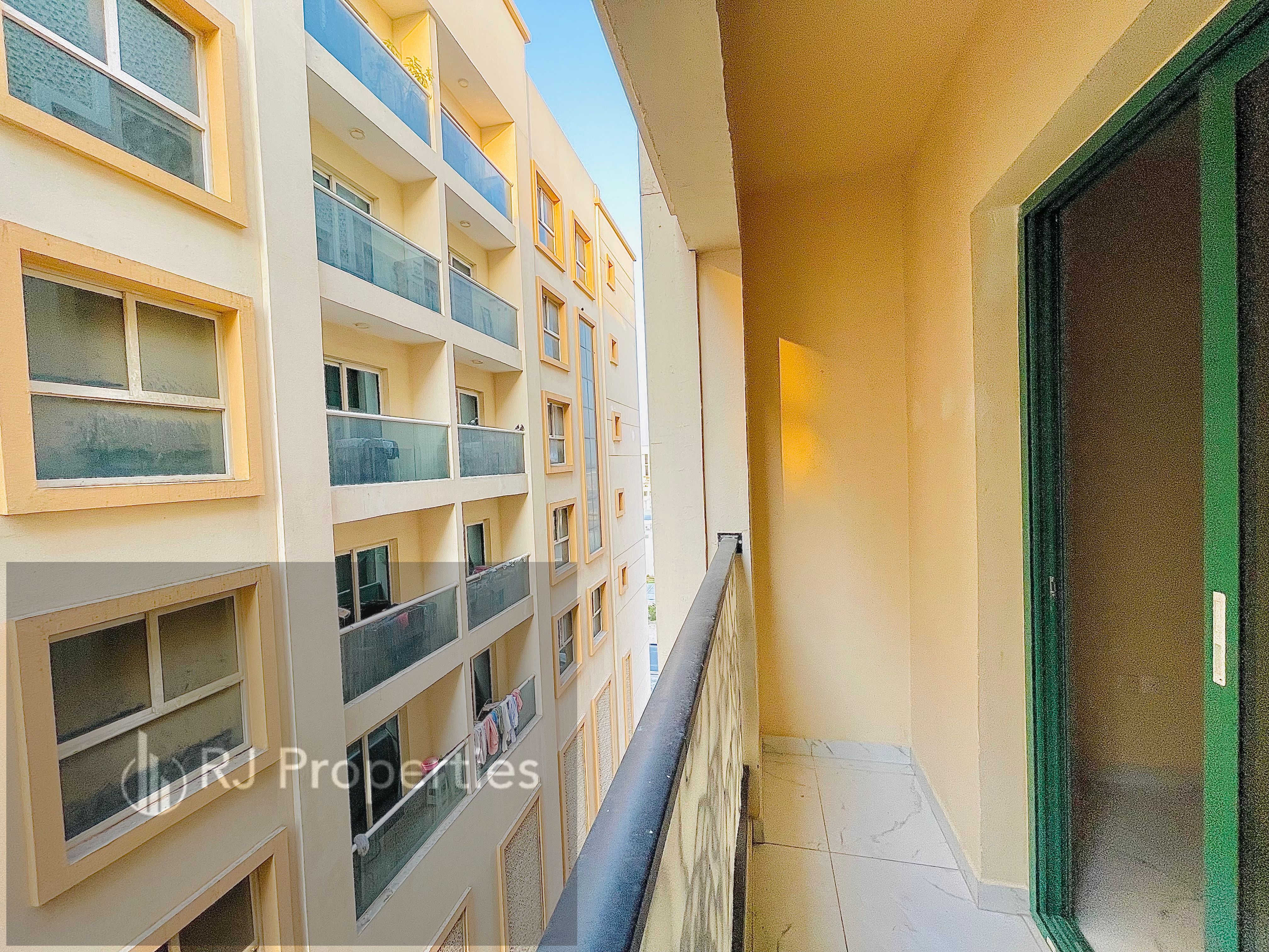 Spacious 2 bhk apartment - neat and clean family building - school area - balcony - easy access for Dubai