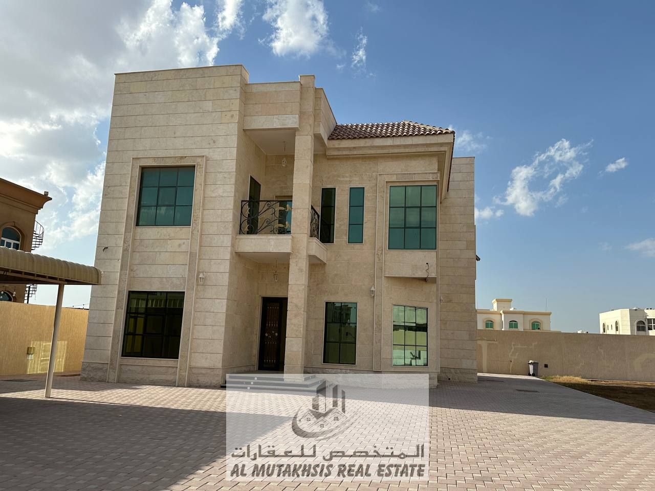 Villa for sale in Al Qurain 4, Sharjah, with an area of 15,000 sqft, located on an asphalt street behind the mosque.