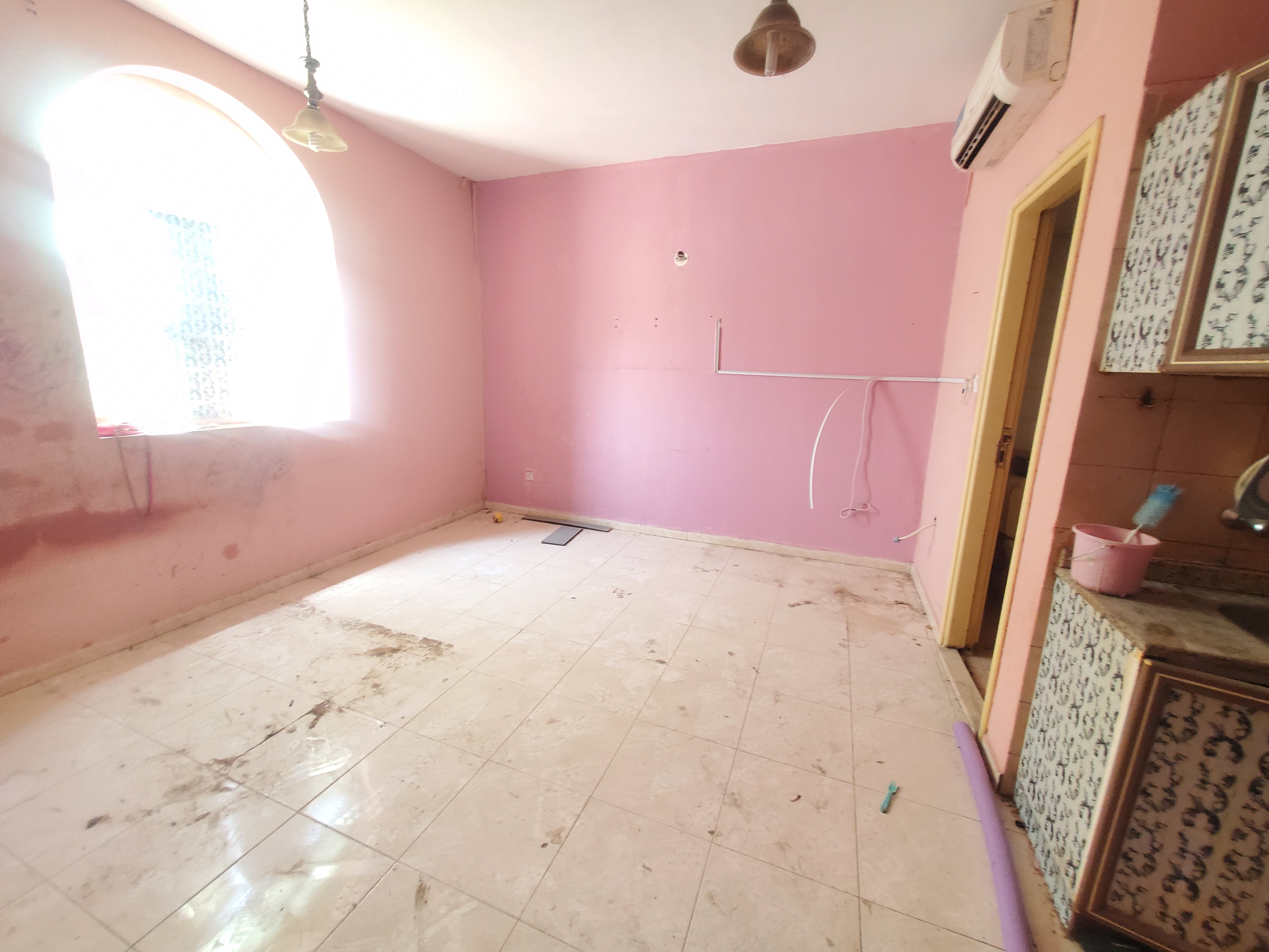 Lavish studio good building near muwailah bus stop rent in just 20k