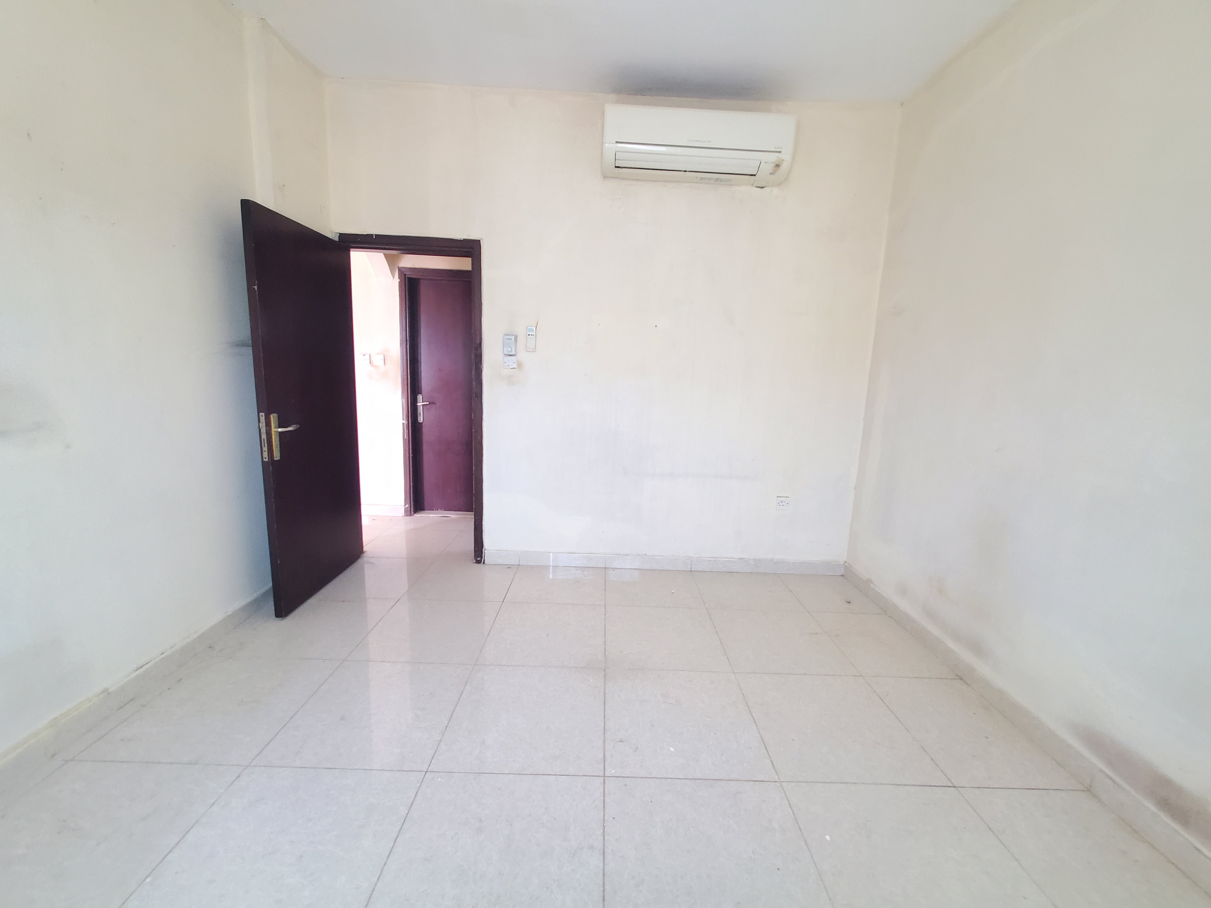 Lavish 1bhk good building muwailah sharjah rent in just 30k