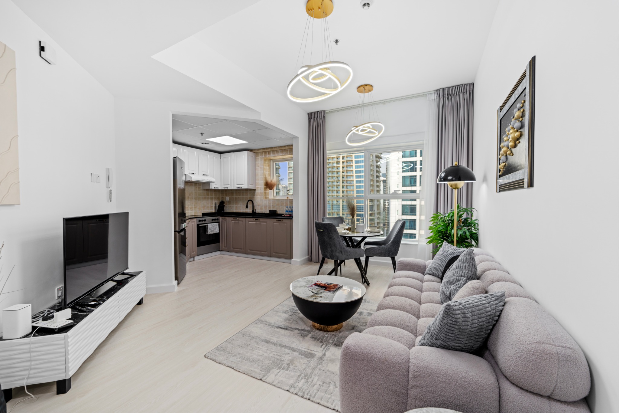Stylish 2BR with Pool, Gym and Skyline View