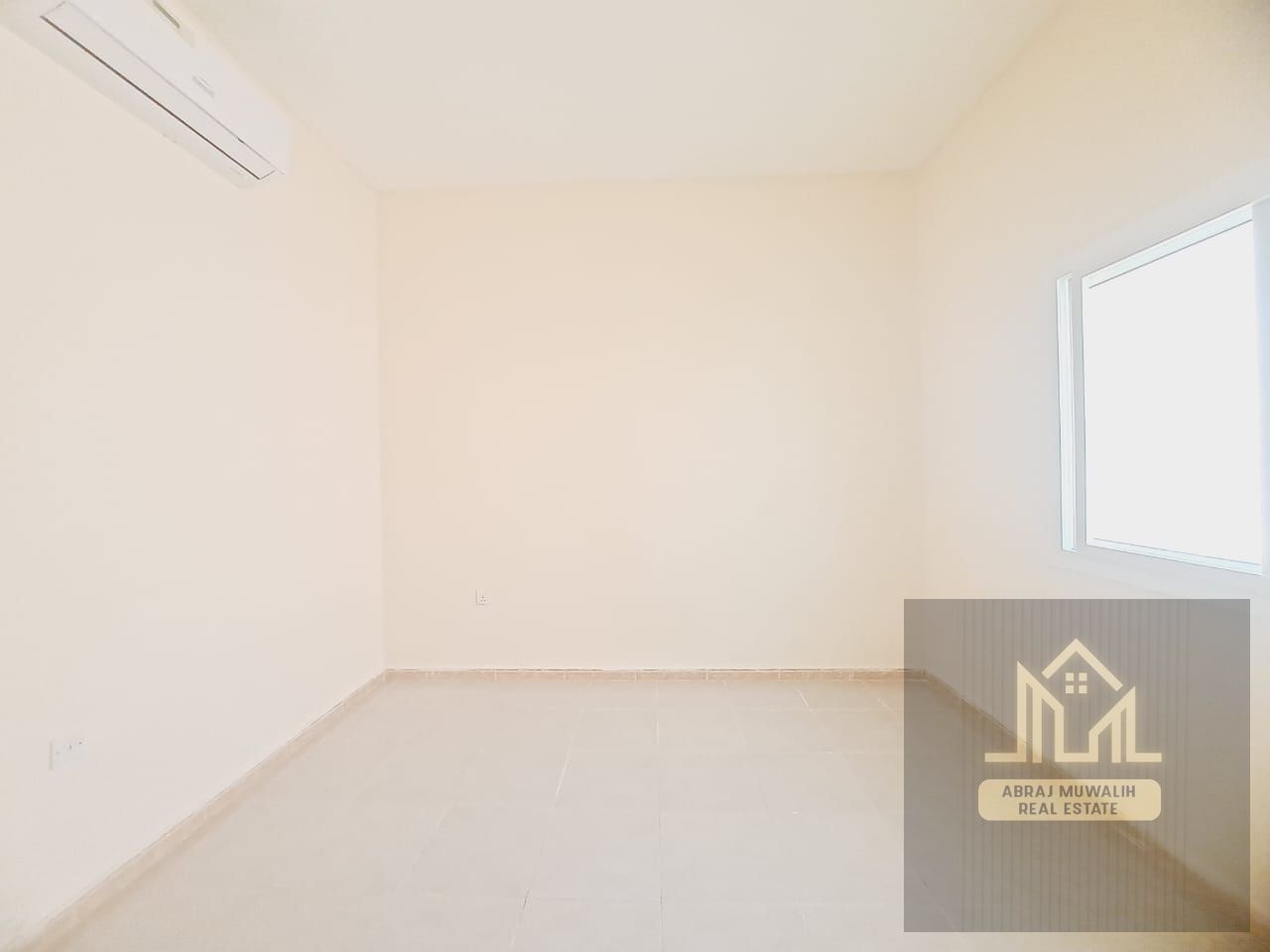 WEEKEND HOT OFFER \\ FAMILY ROOM\\ NEARBY SCHOOL ZONE \\ FAMILY AREA \\ 0PEN PARKING