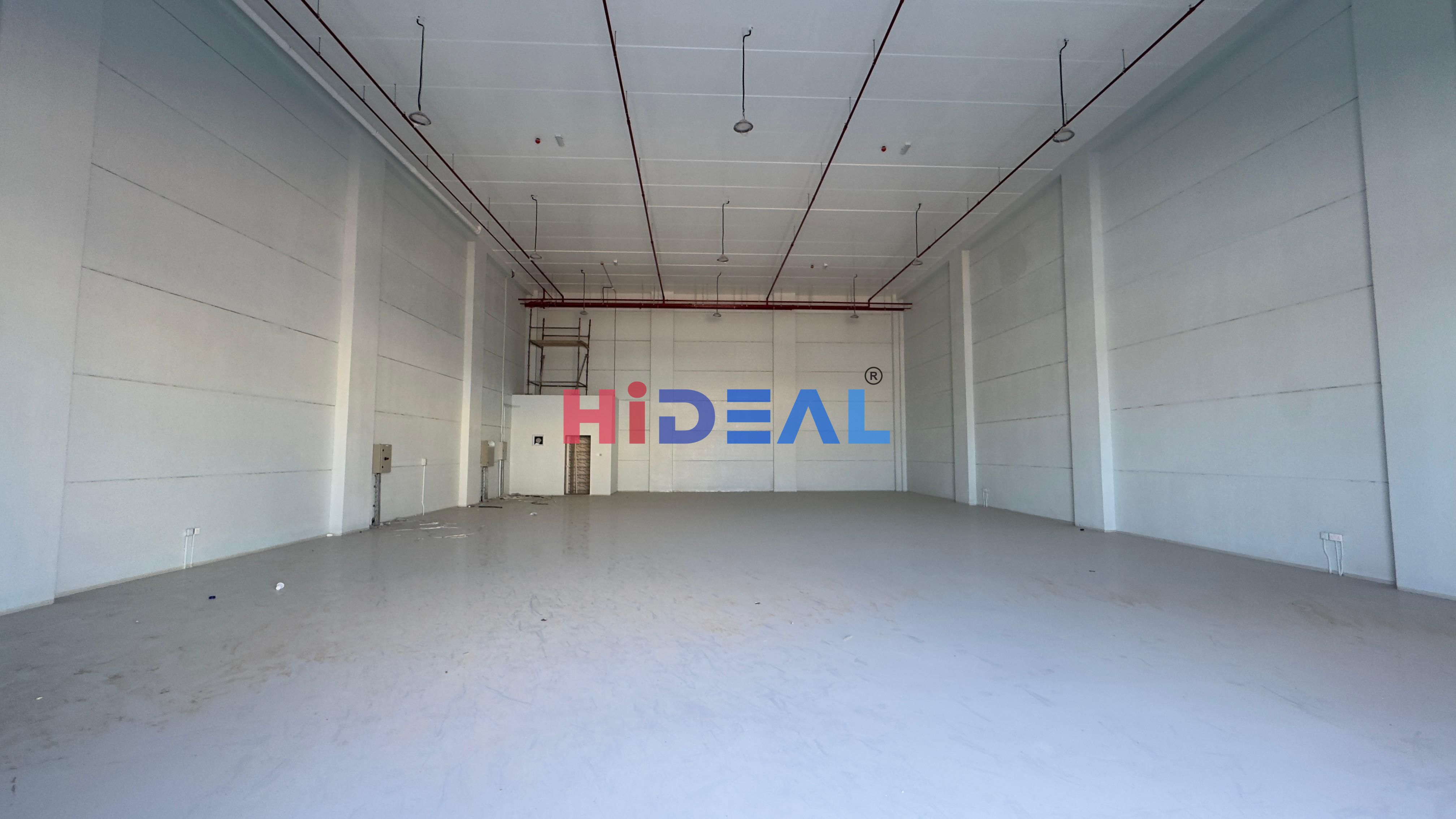 4650 SQFT WAREHOUSE WITH 120 KW ELECTRICITY AVAILABLE FOR RENT !!