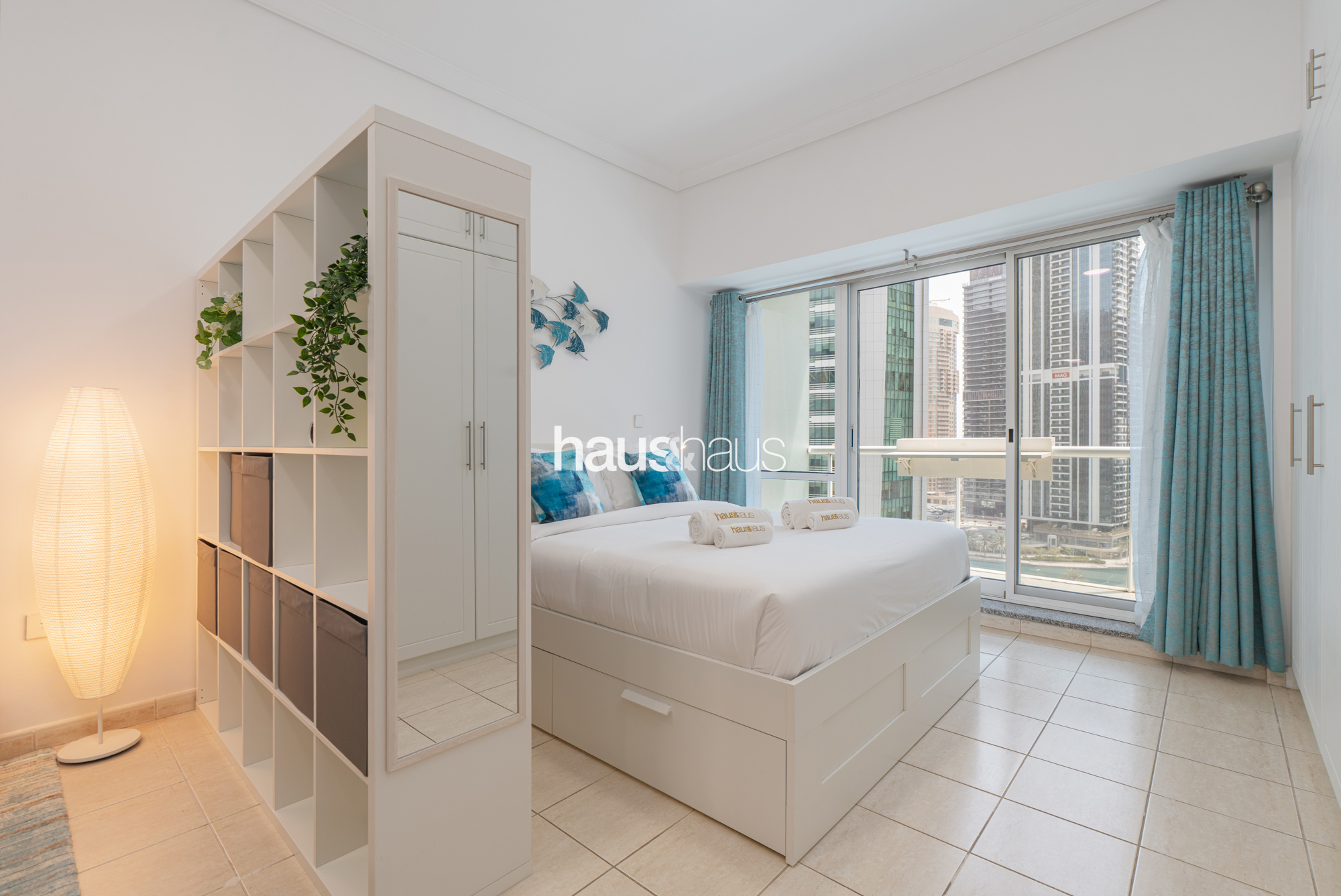 Lake and Pool View Studio | Walk to Metro | Cosy