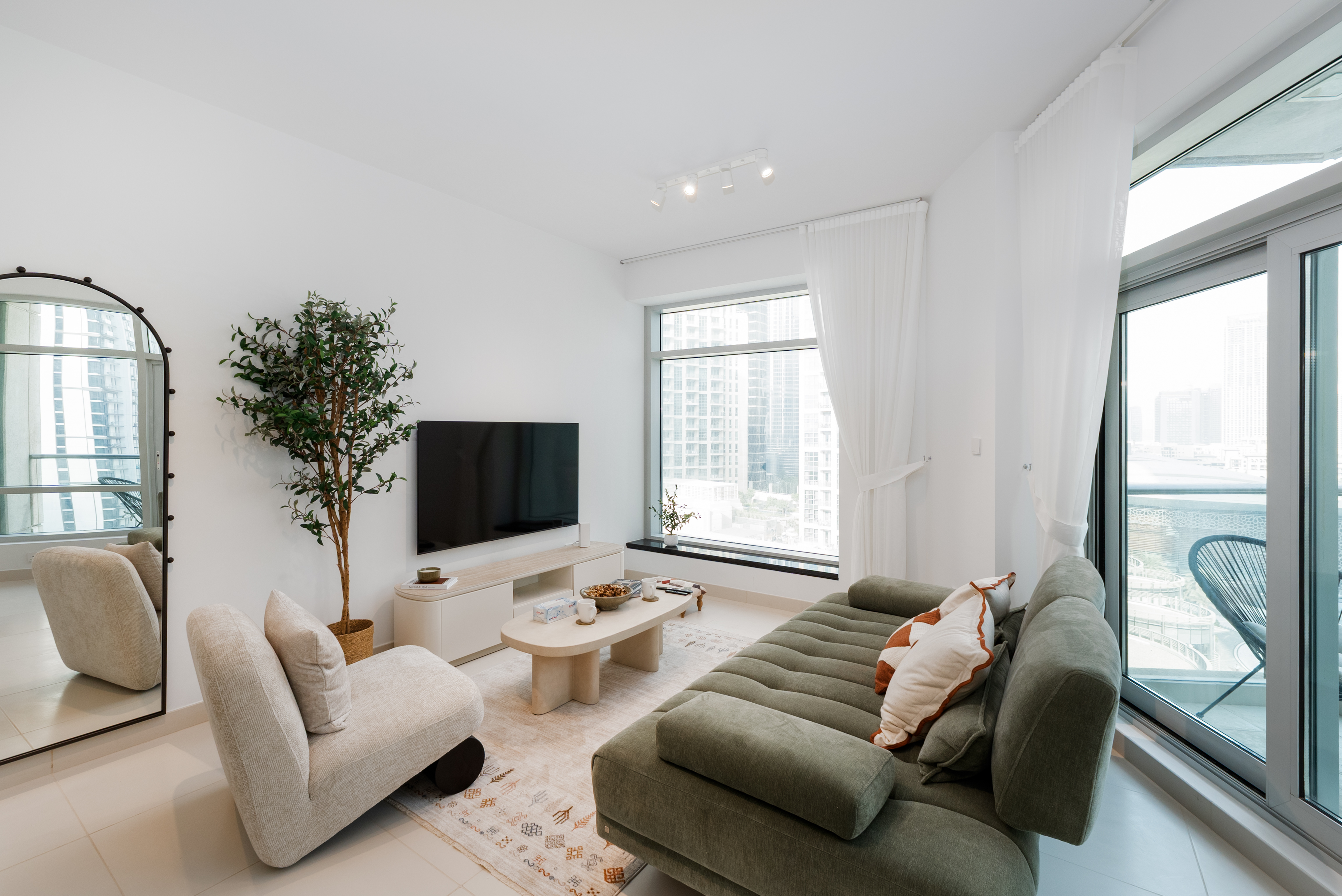 Modern Downtown 2BR, Walk to Mall, Burj Khalifa & Opera