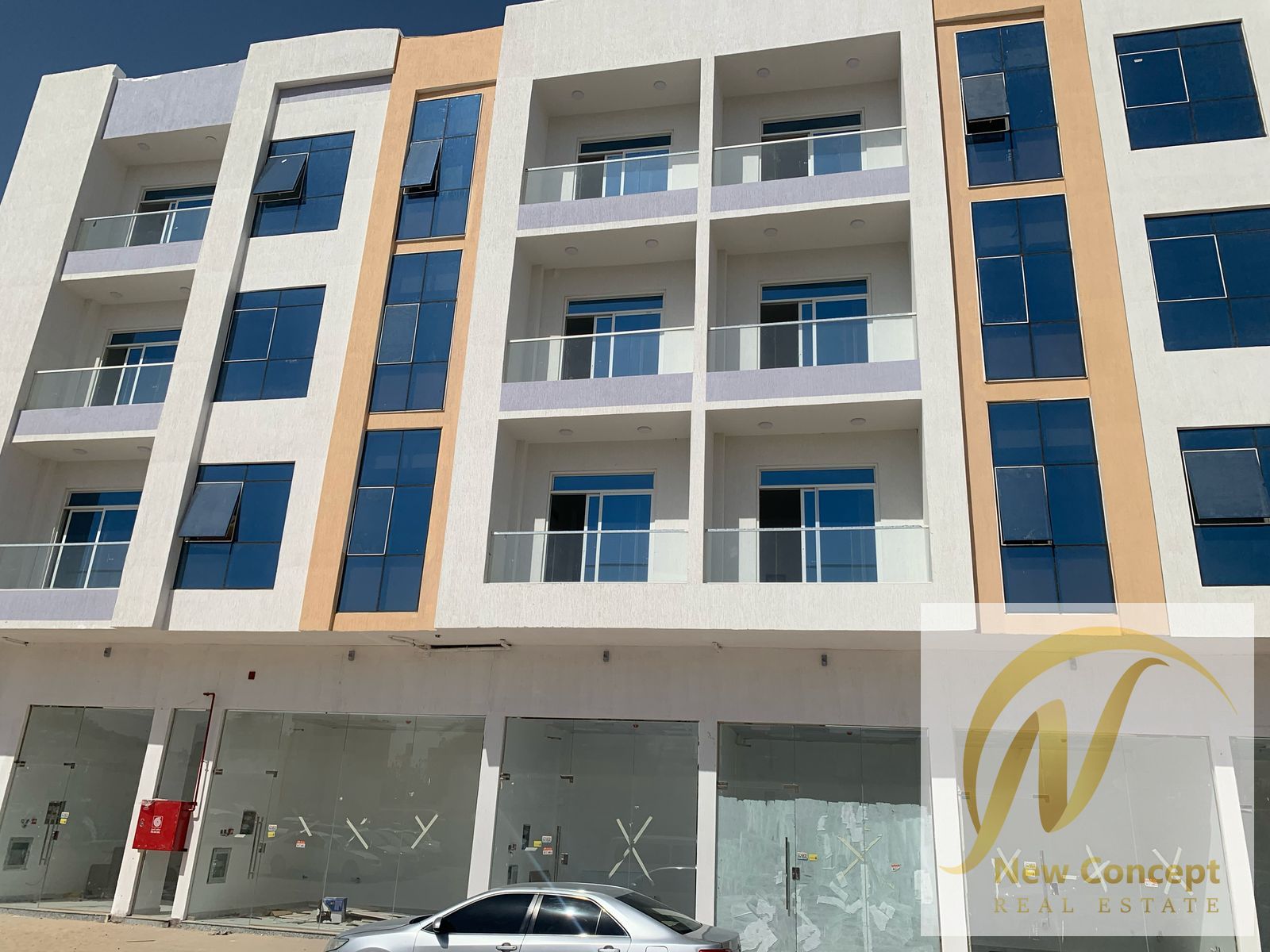 A great investment opportunity with a high return. A residential and commercial building at a special price.