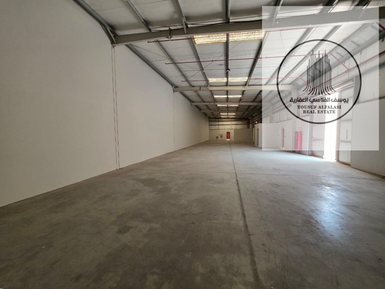 For rent at an excellent price, a 5,552-square-foot warehouse on a main street