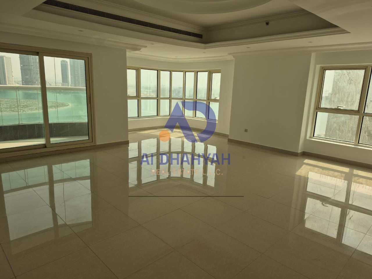 For sale, a wonderful 3-bedroom apartment with a direct view of the lake and a spacious area