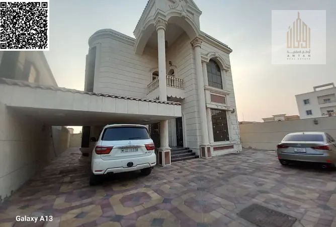 Residential commercial villa in a prime location for investment and living