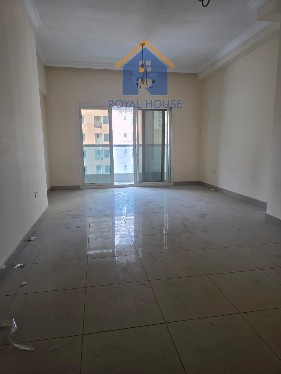 Three rooms for sale at a bargain price, close to Dubai exit