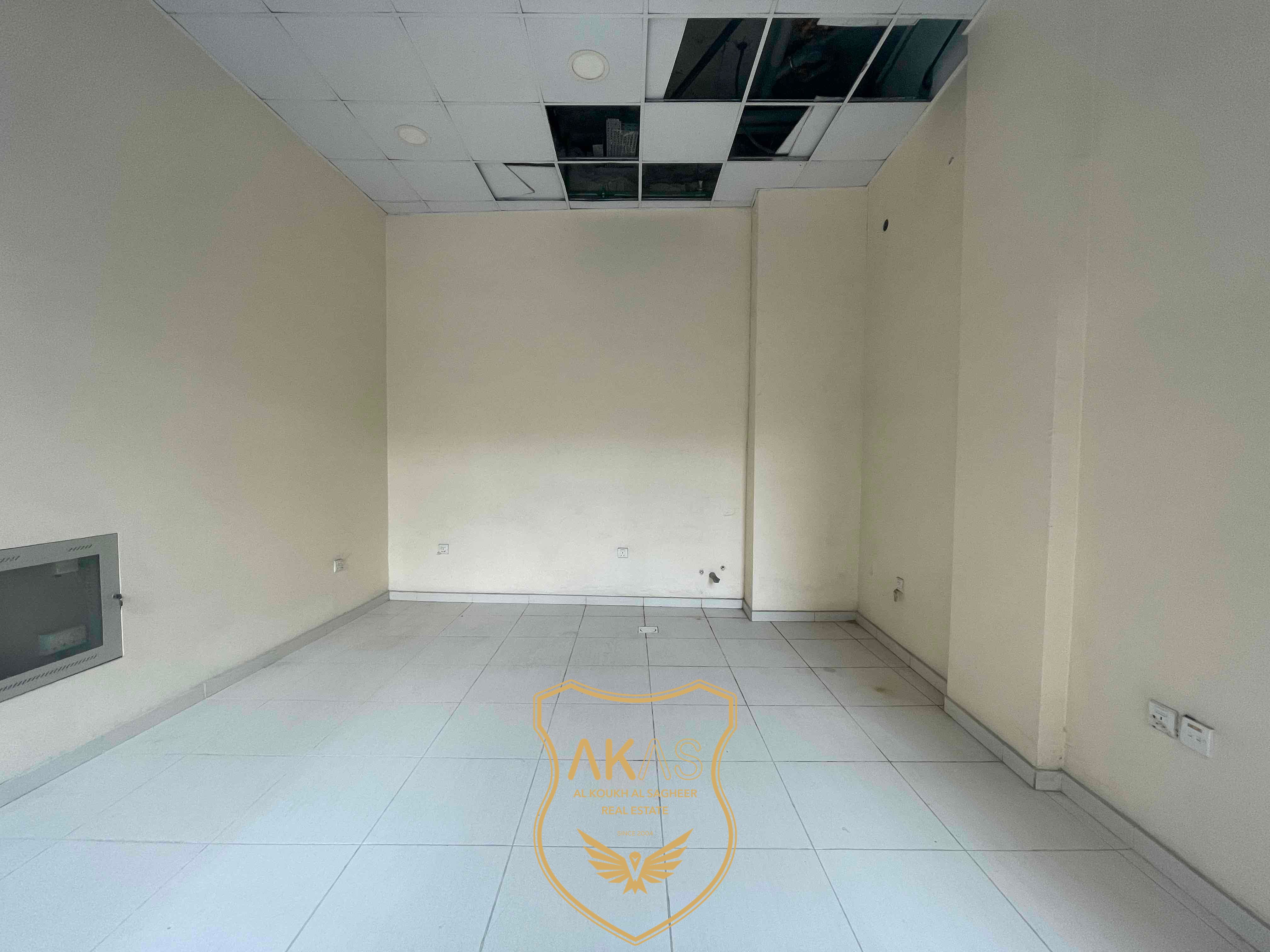 Very Specious Shop available For Rent