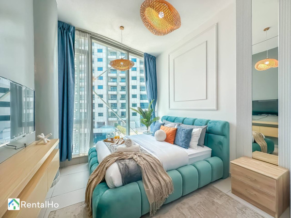 Amazing New Flat W/ Rooftop Pool in Dubai Marina